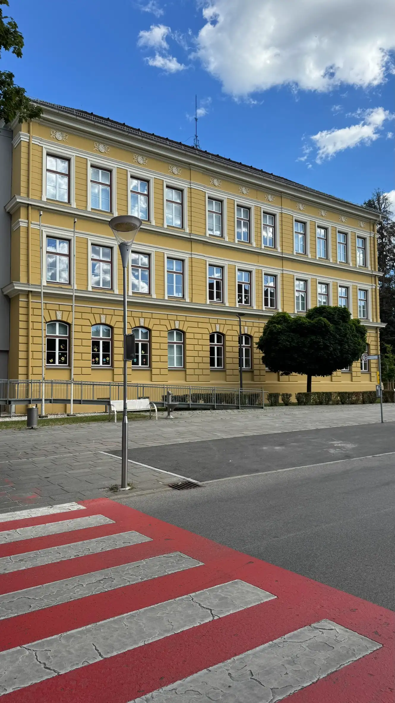 The northwest facade displays symmetry and strong horizontal alignment. The windows are evenly spaced.