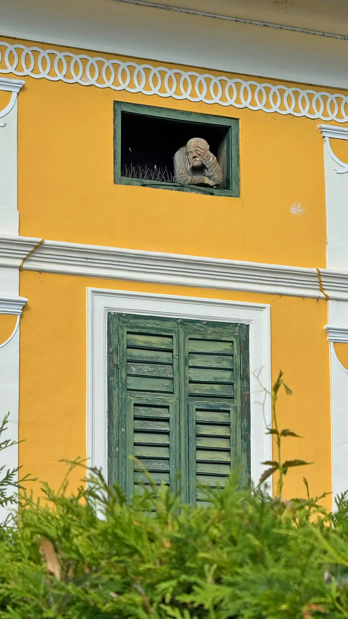 „Fenstergucker“: Dieser kleine skulptierte Kopf blickt aus einem der oberen Fenster.
