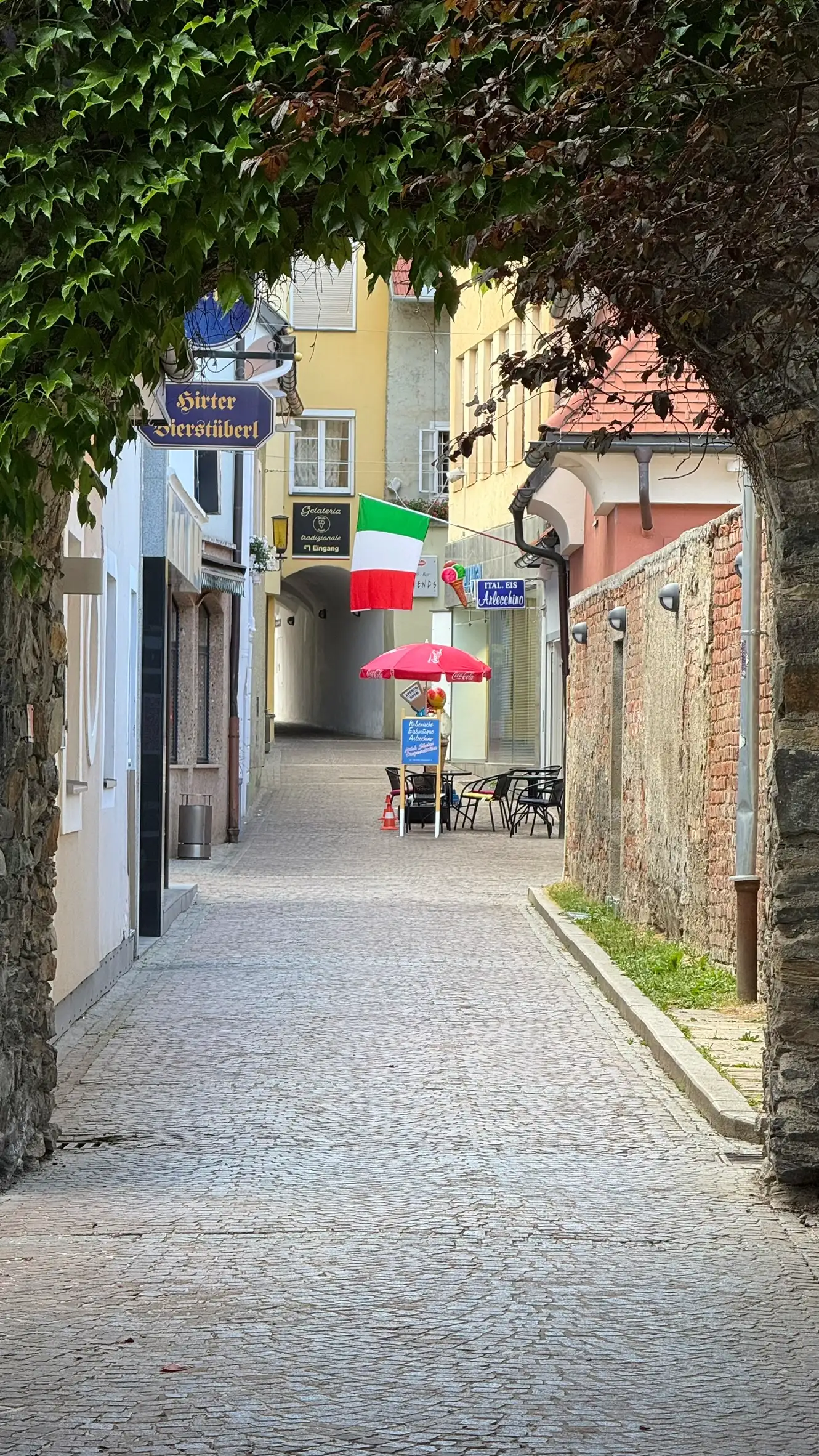 Blick durch das Post-Tor auf die Postgasse