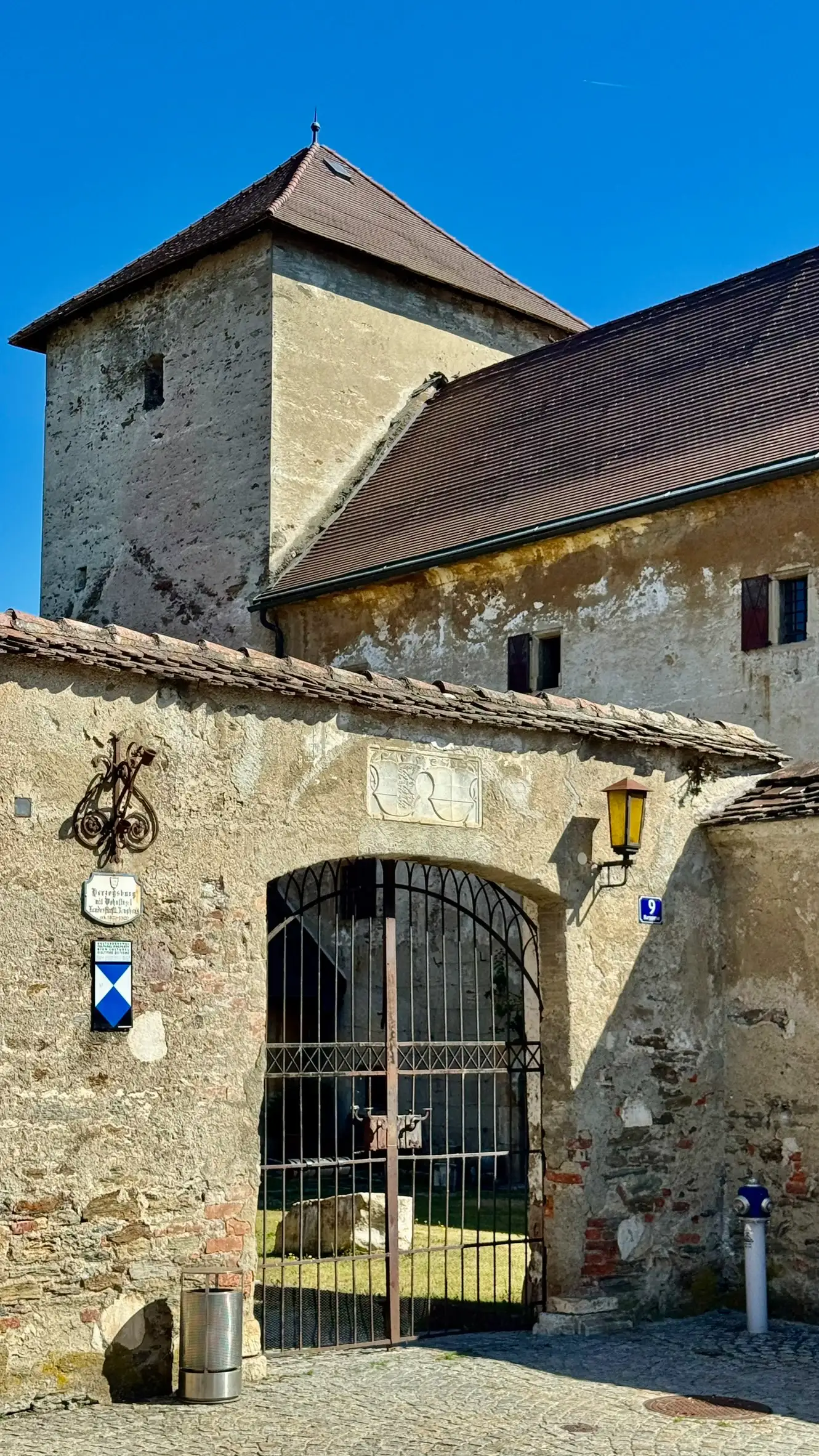 Entrance to the courtyard from Burggasse