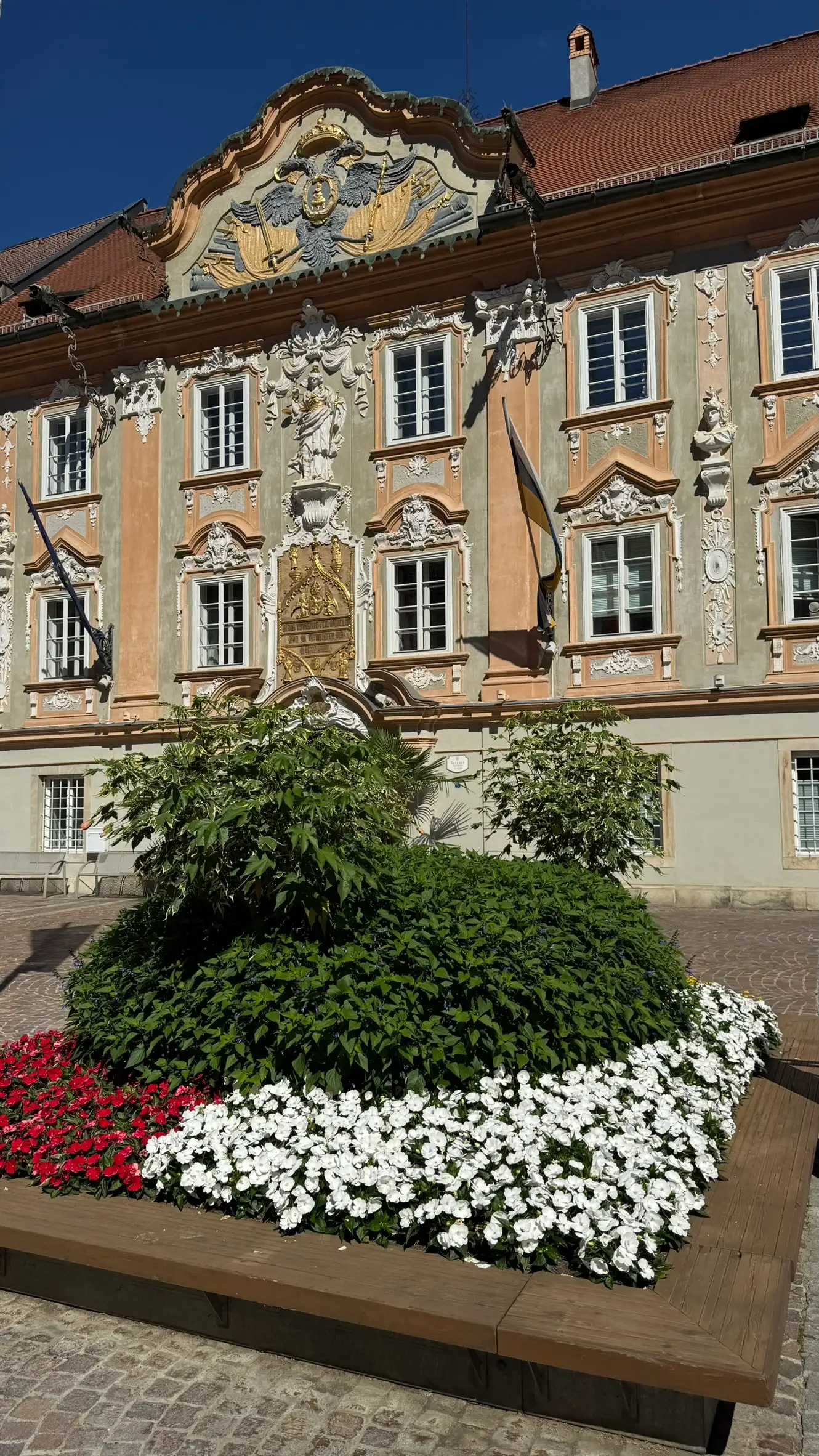Zierbeet neben dem Rathaus