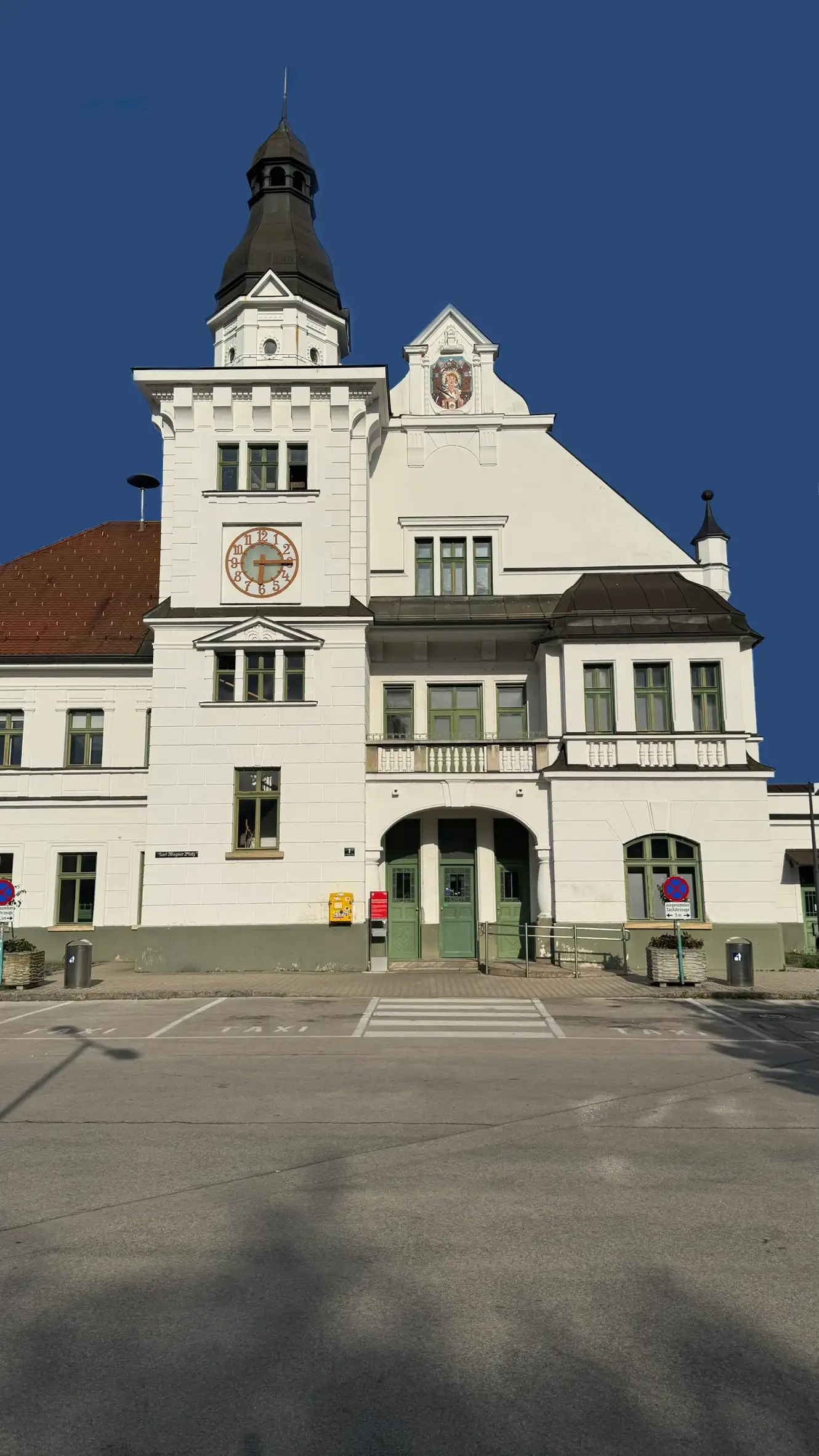 Westfassade in weiß- und lindgrüner Farbgestaltung