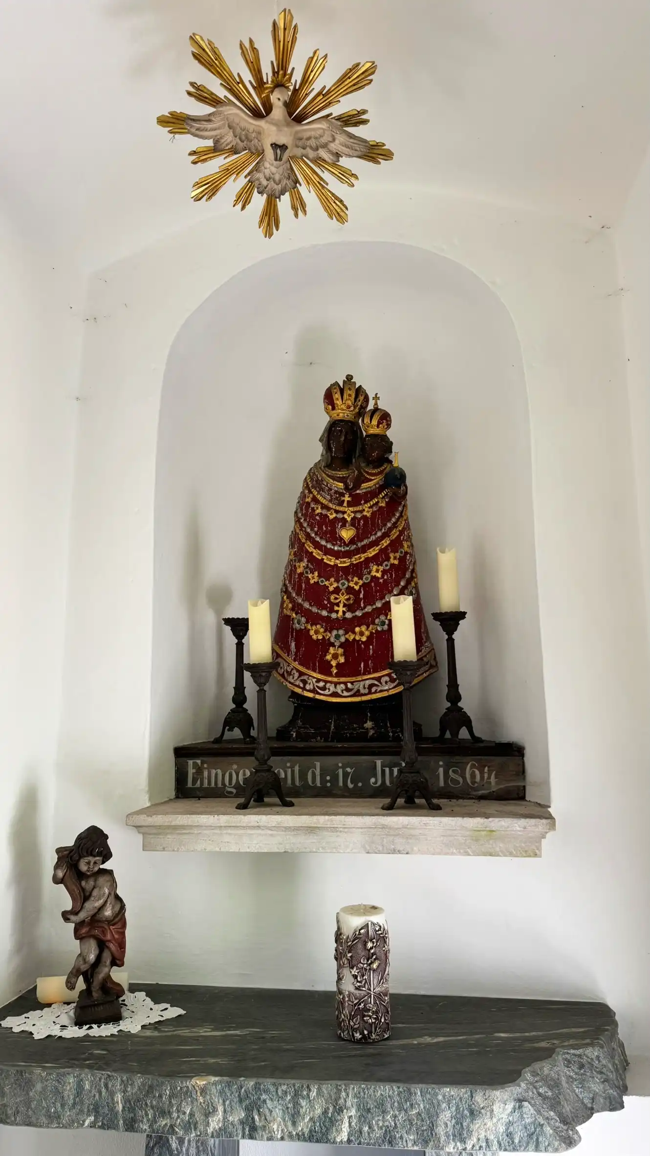 „Schwarze Madonna“ und „Schwarzes Jesuskind“ in einer Rundbogen-Nische