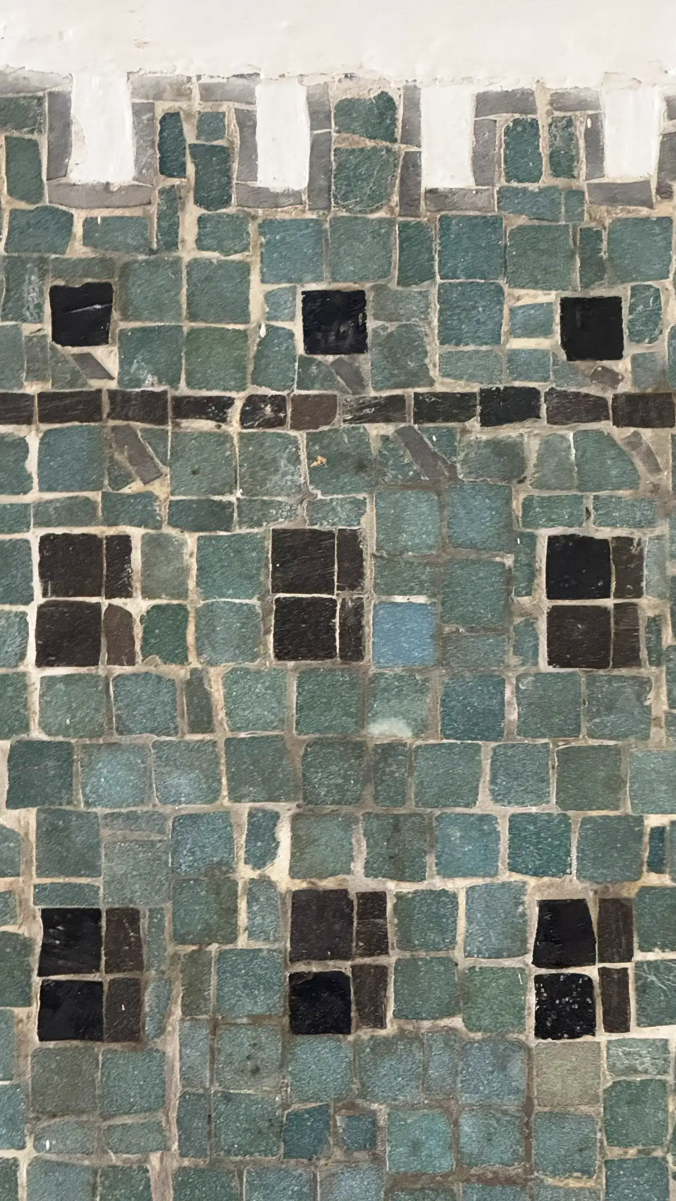 Tessera-Farben: Ionisches Blau, kaffeebraun, schwarz