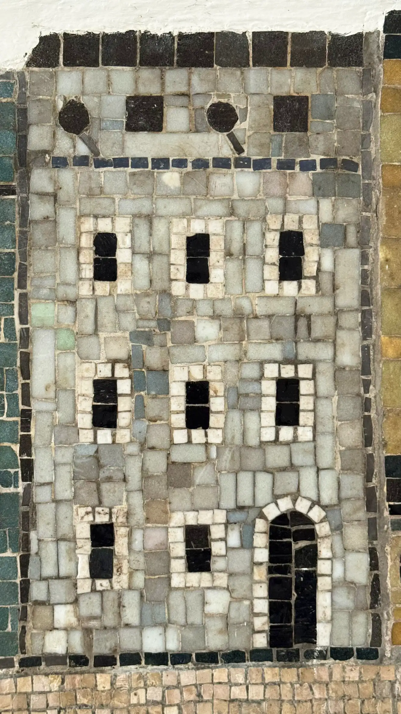 Tesserae colours: pearl grey, pearl white, black