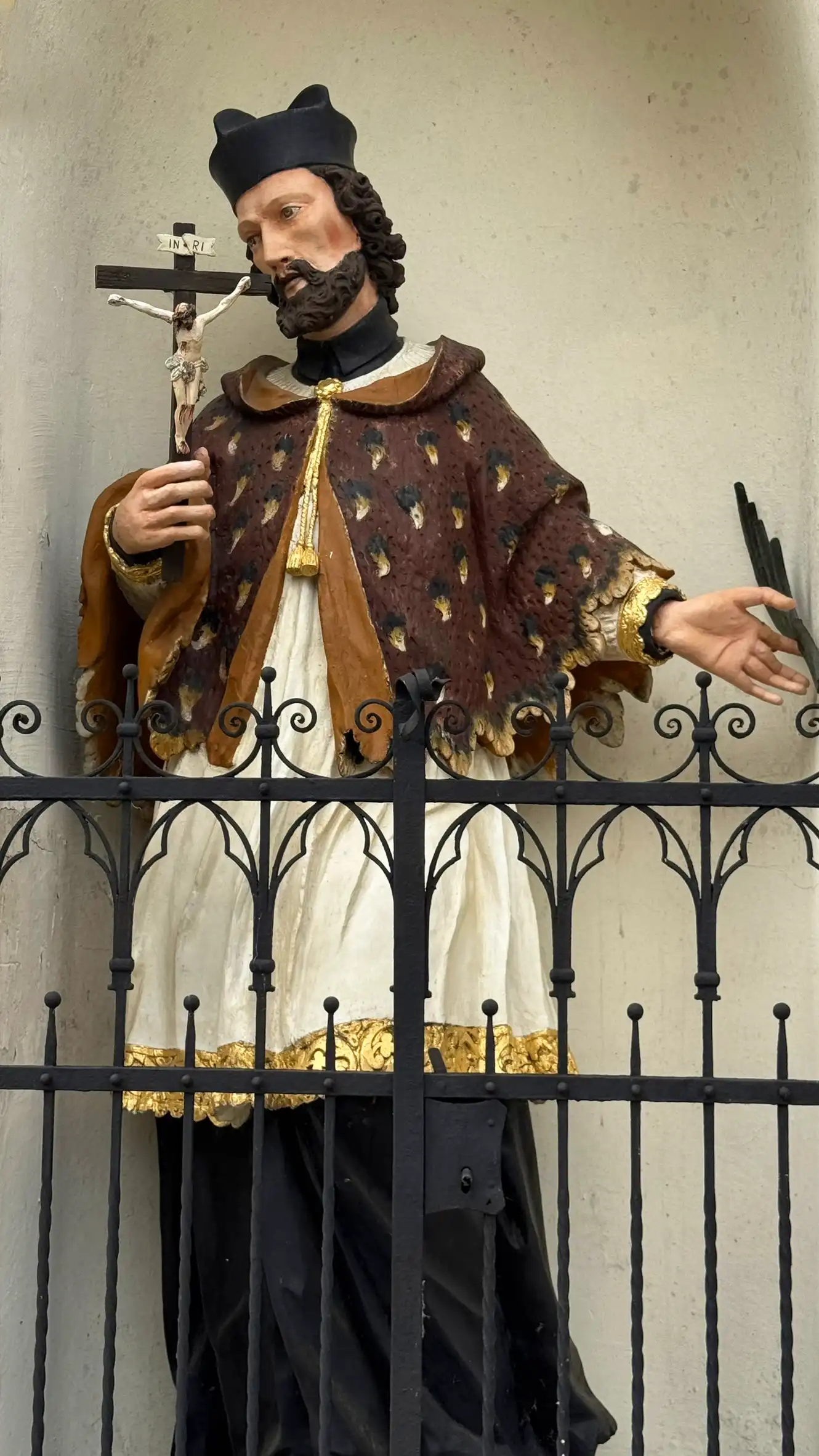 Hl. Johannes von Nepomuk – Kreuz in der rechten Hand (Glaube), Palme in der linken (Märtyrertum).