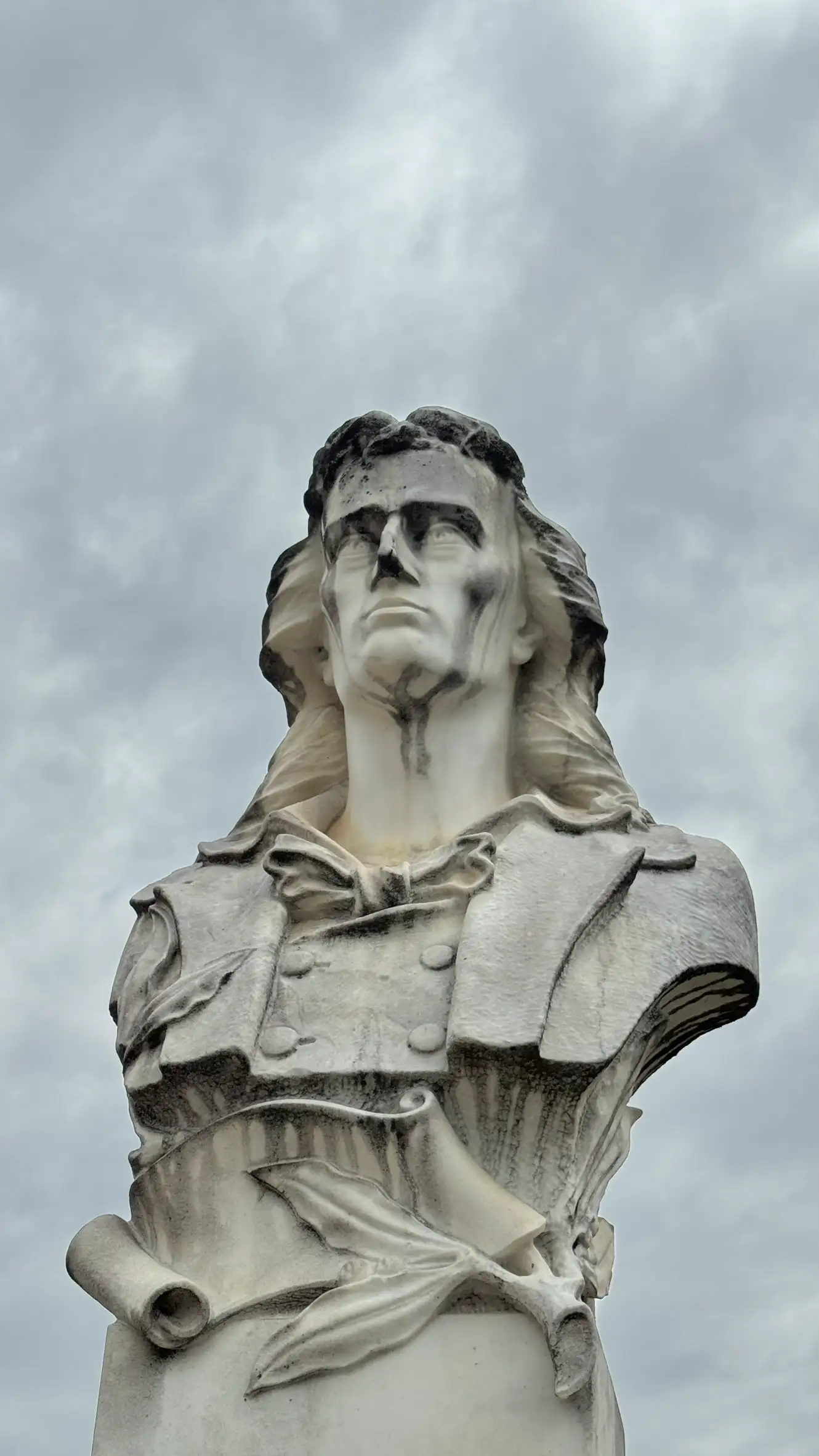 Marmorbüste Friedrich Schillers; mit wallendem Haar und förmlicher Kleidung.