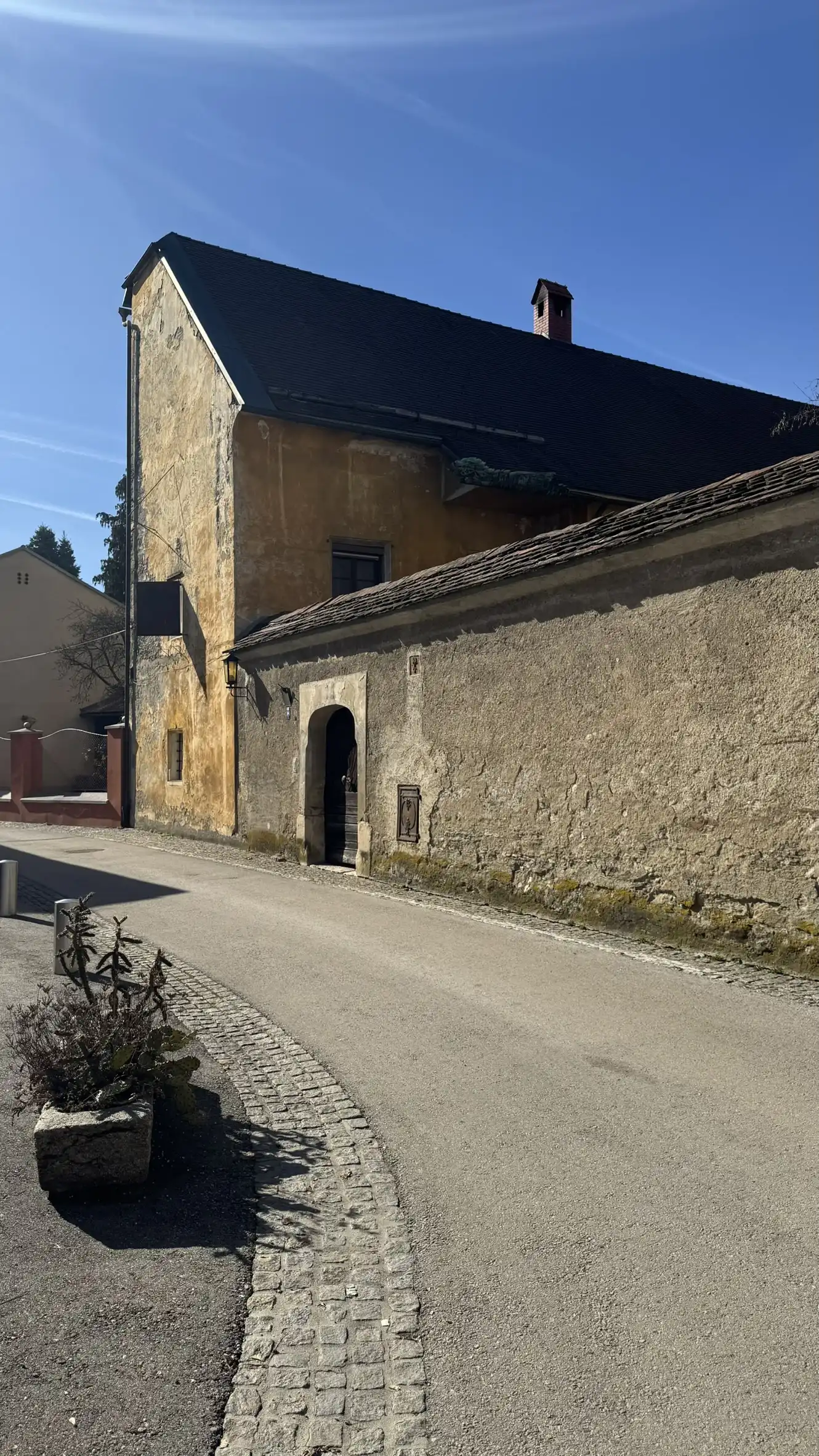 Außenmauer, fotografiert von der Burggasse