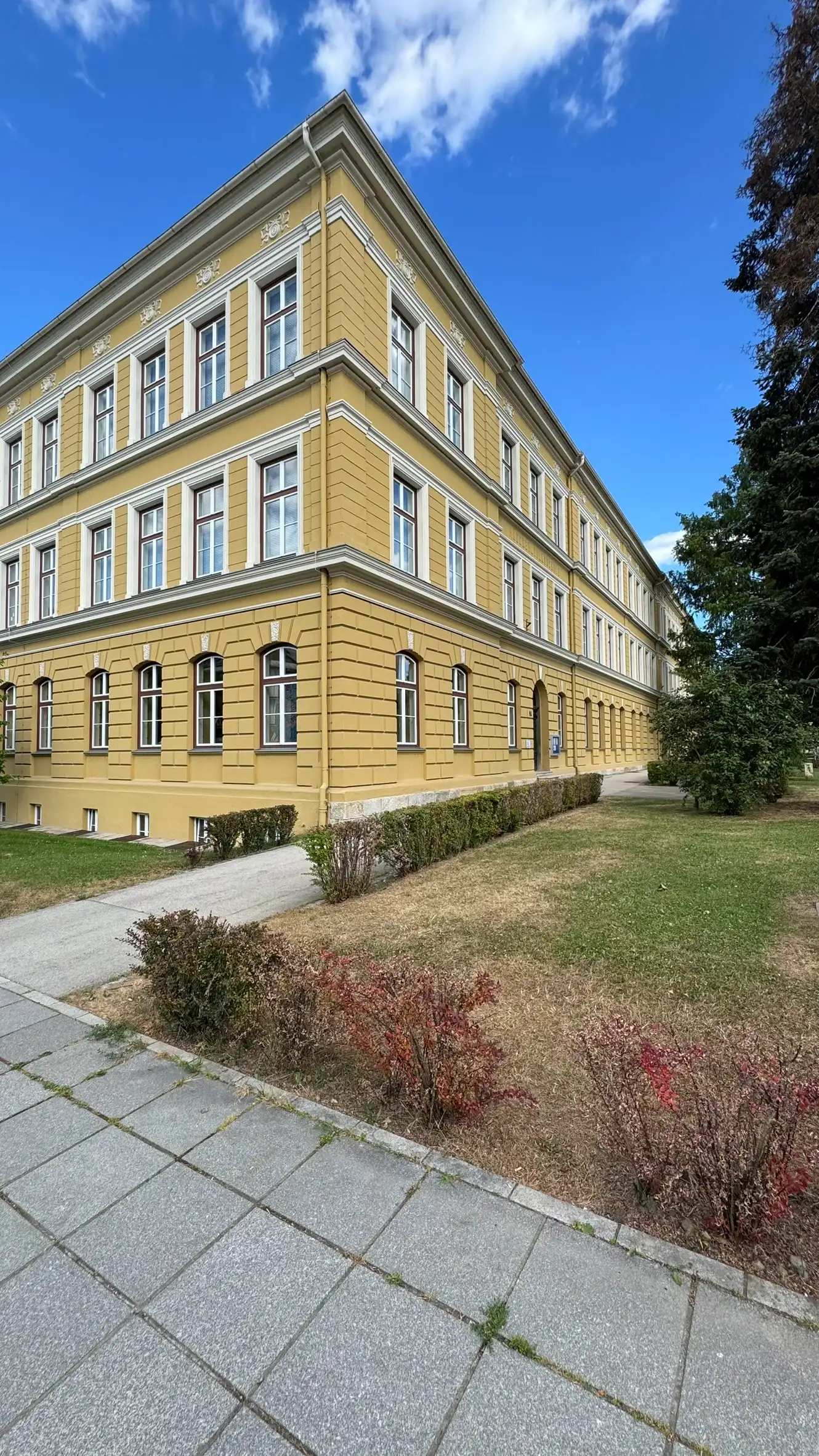 Nordwestliche Ecke. Die Fassaden zeigen drei vorspringende Gesimse und zwei ornamentale Gesimsbänder.