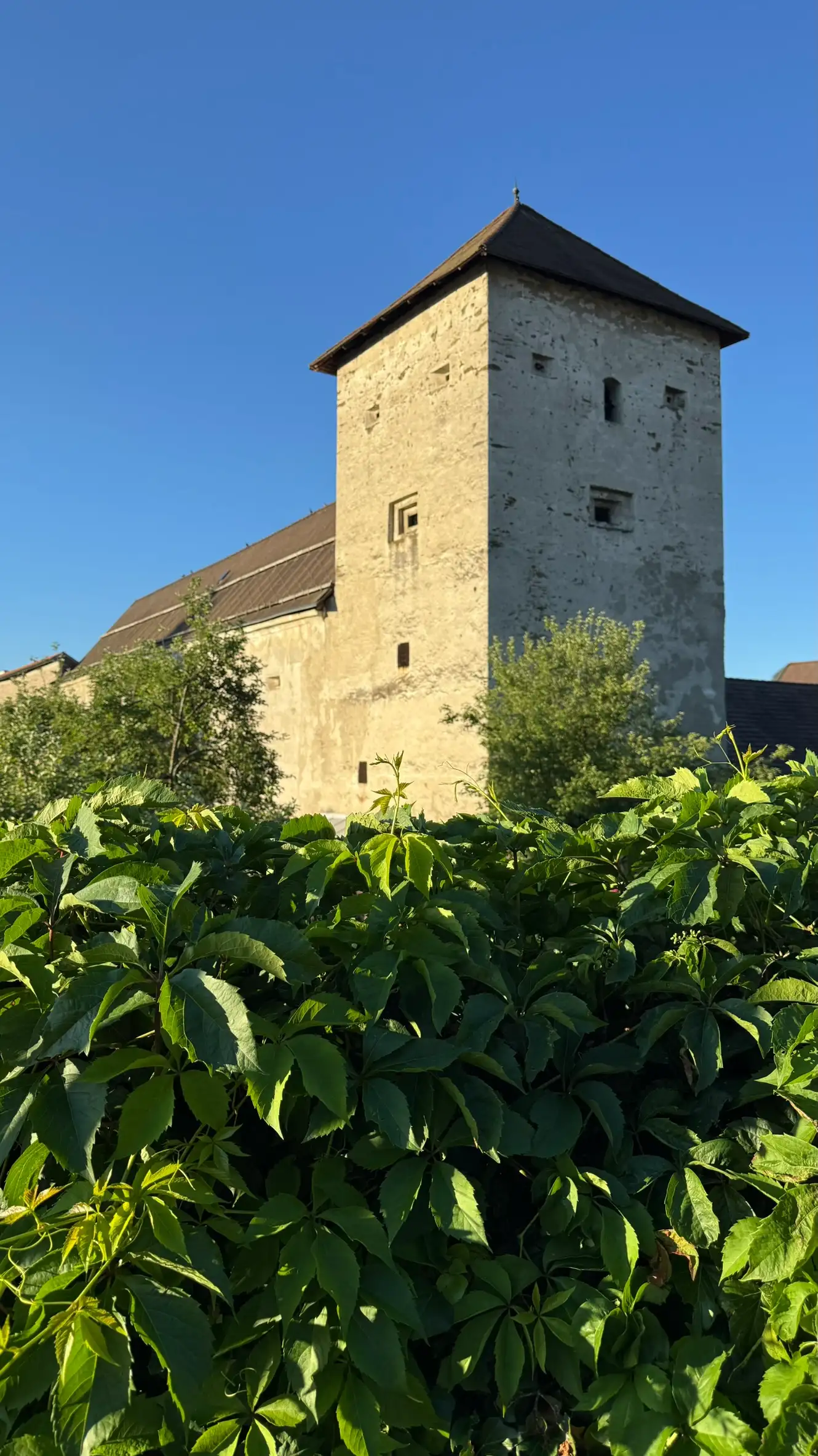 Fünfgeschossiger Wehrturm mit Pyramidendach
