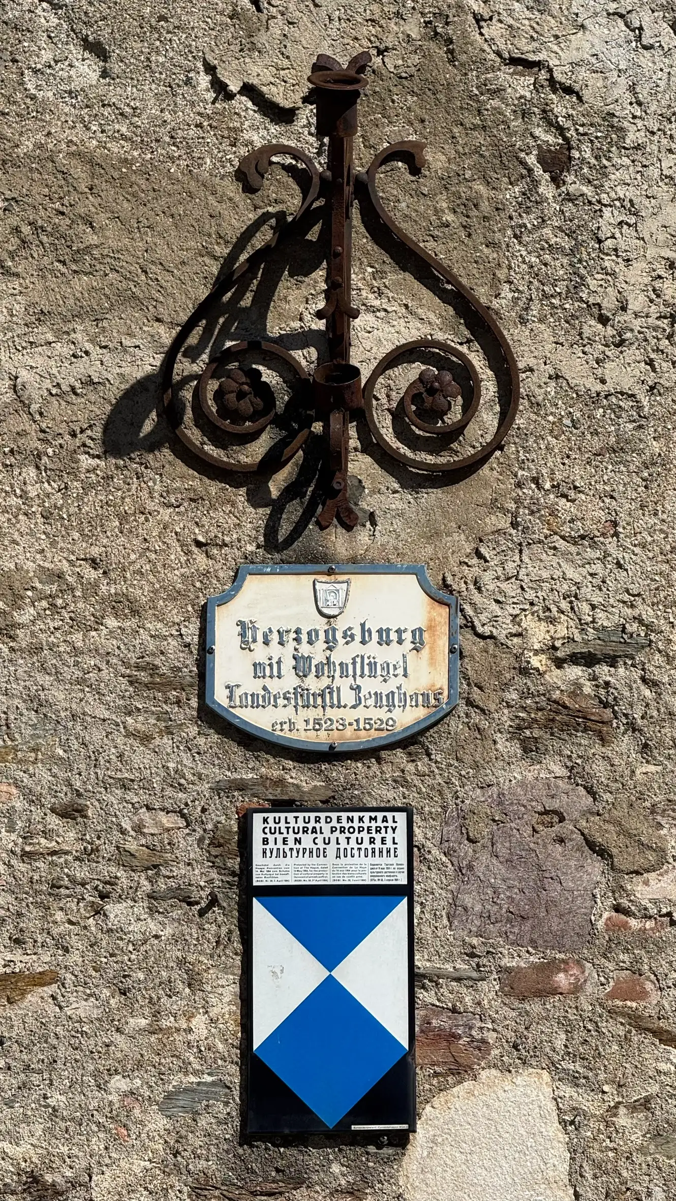 Beschilderung an der Mauer