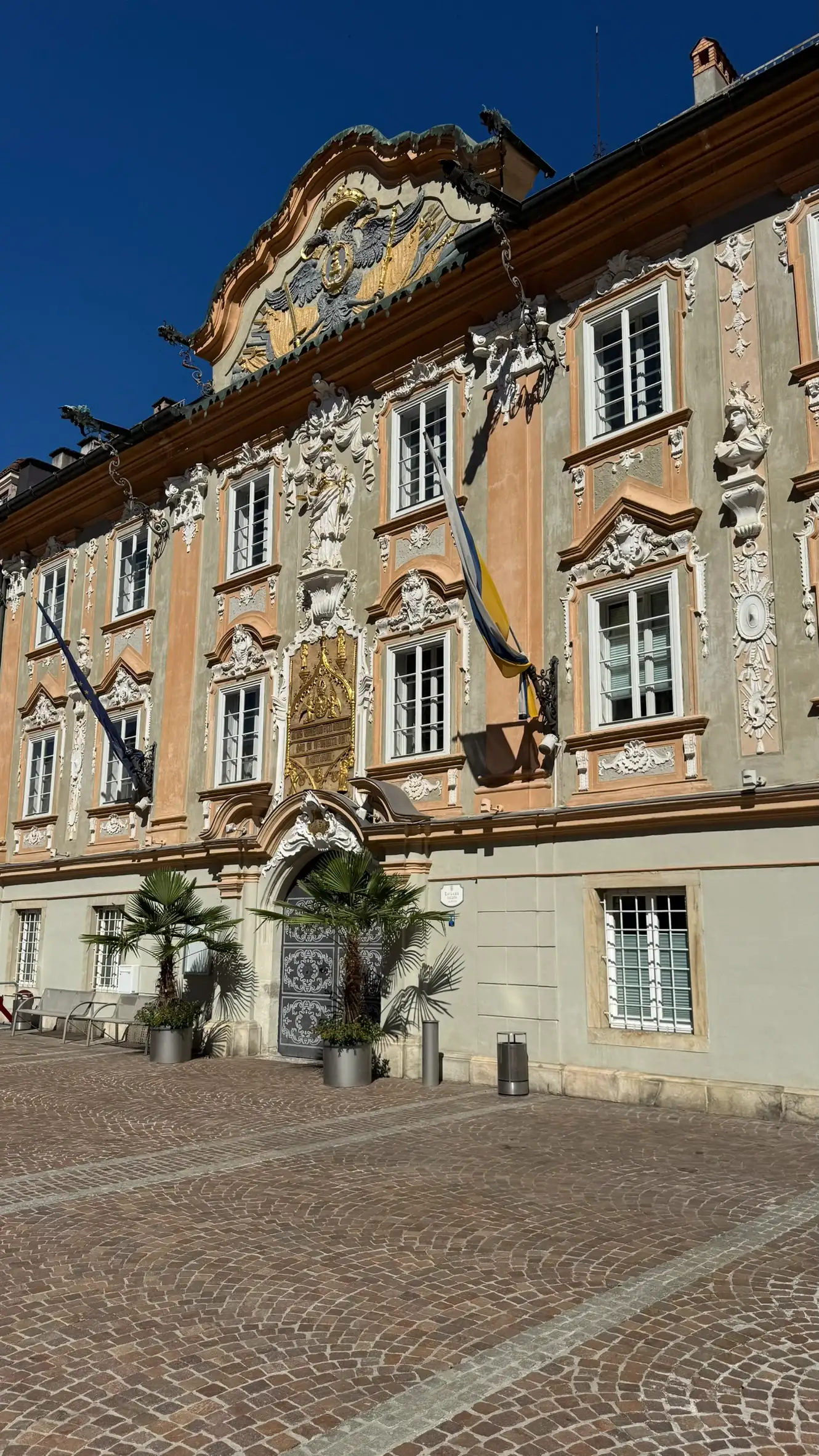 Spätbarockfassade des Rathauses, von rechts gesehen
