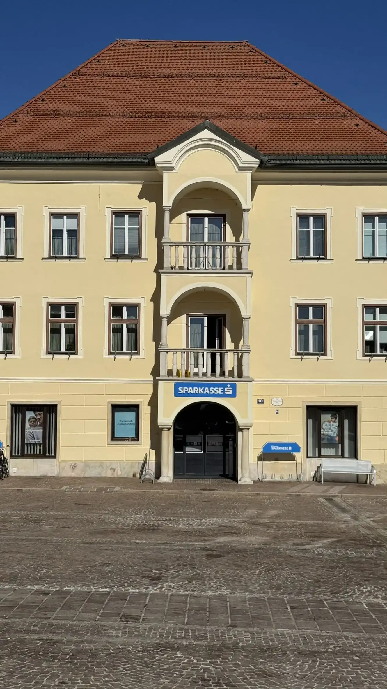 Das dreigeschossige Portalpavillon wurde Mitte des 16. Jahrhunderts angebaut.