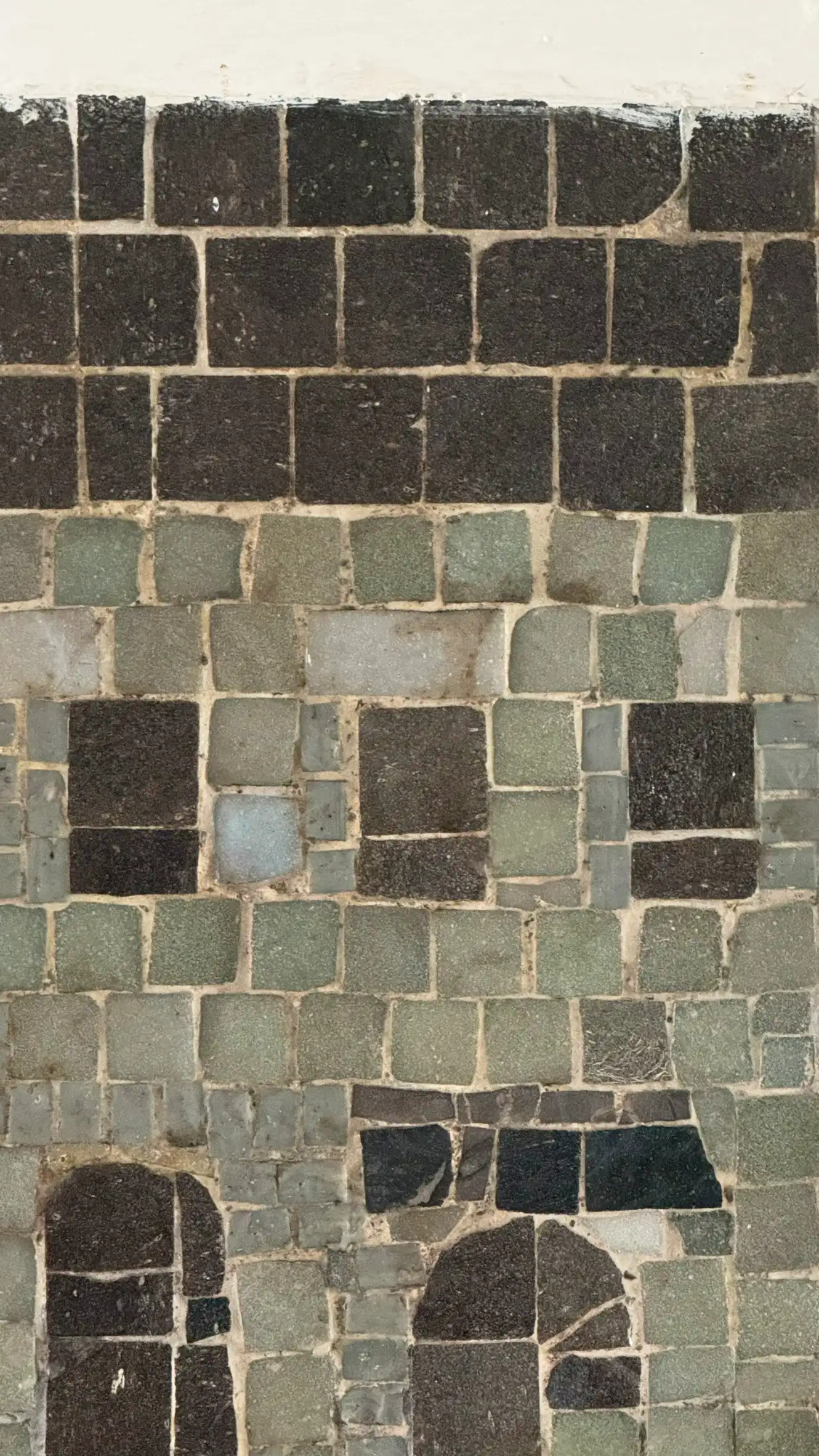 Tessera-Farben: graues Oliv, hellbraun, schwarz