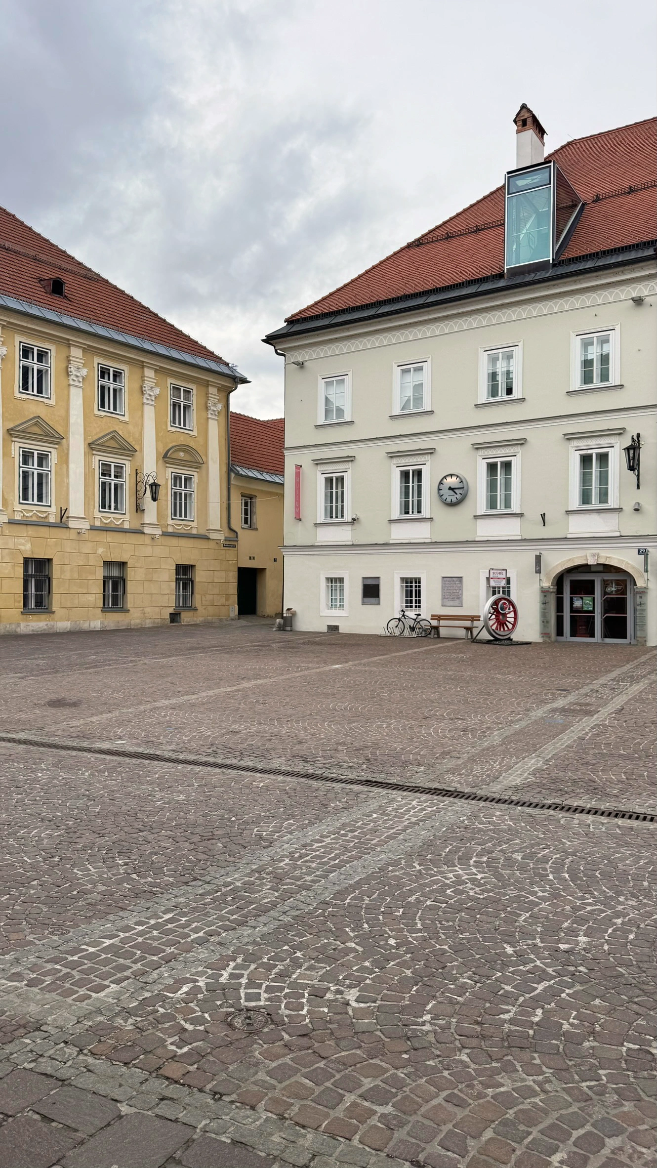 The museum is to the right of the district authority building.