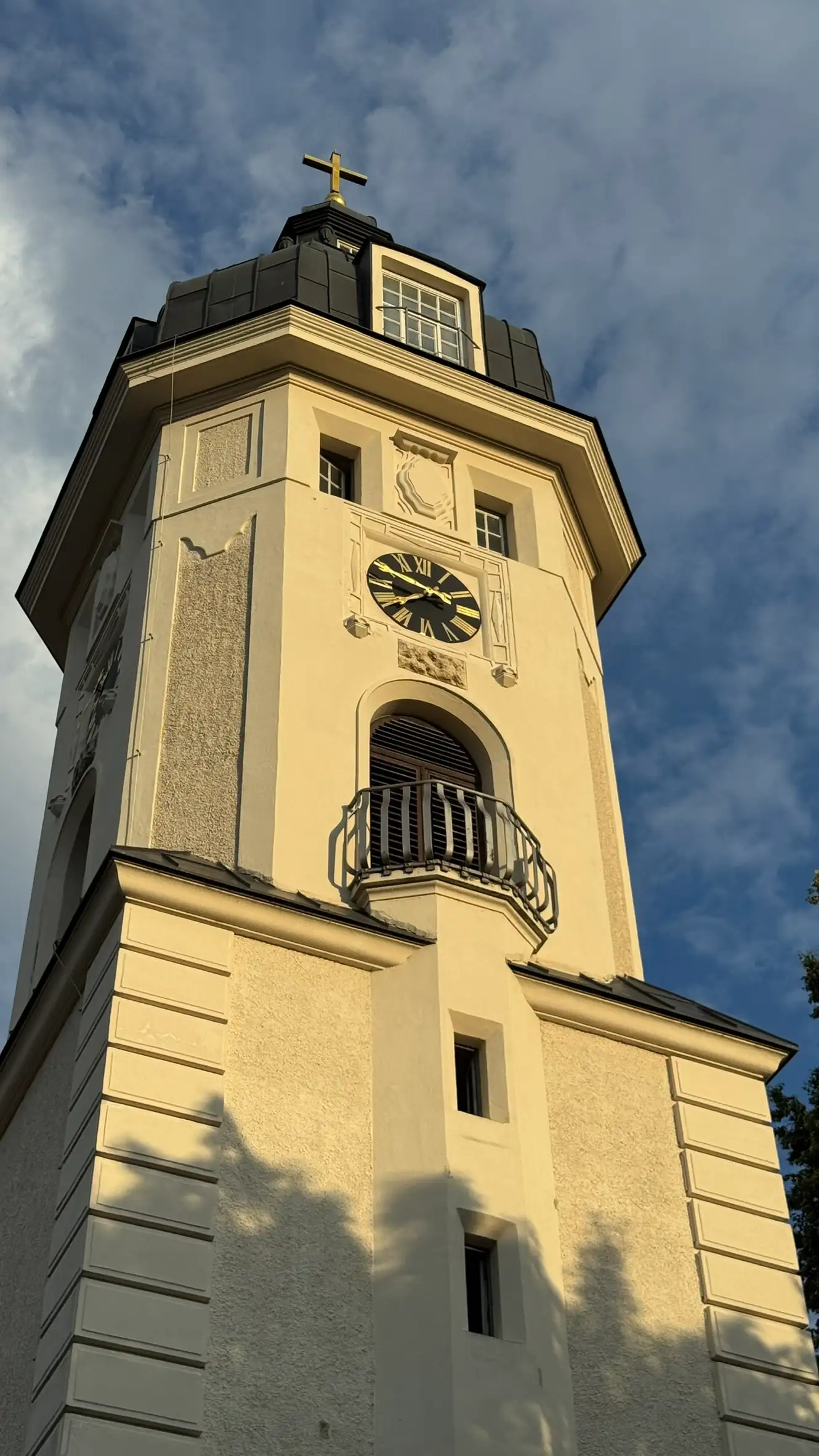 Mittelteil, Oberteil und Dach des Turms im abendlichen Goldlicht