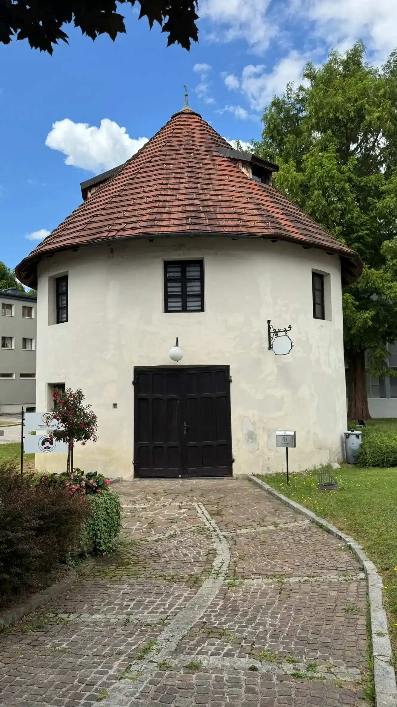 Zwei Gauben ragen aus dem konischen Dach heraus.
