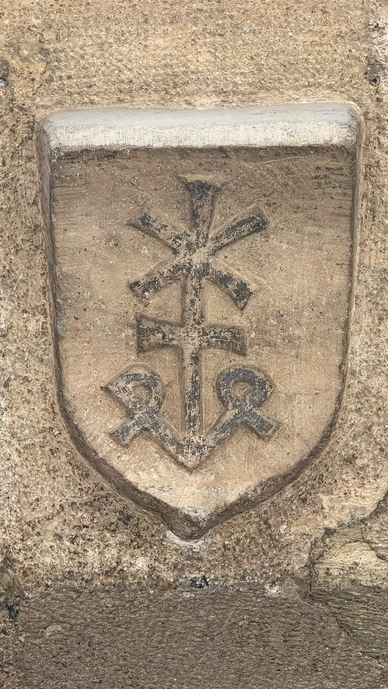 Close-up of the coat of arms on the keystone of the arched entrance