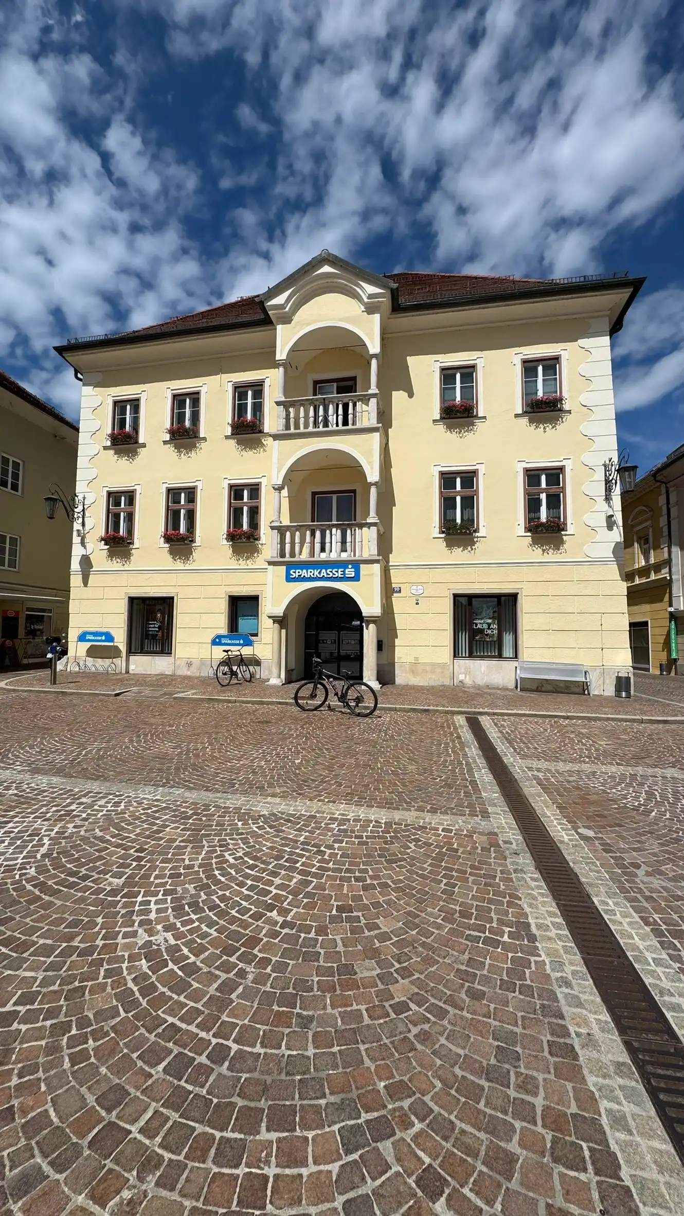 The building stands at the intersection of the two main axes of the historical old town.
