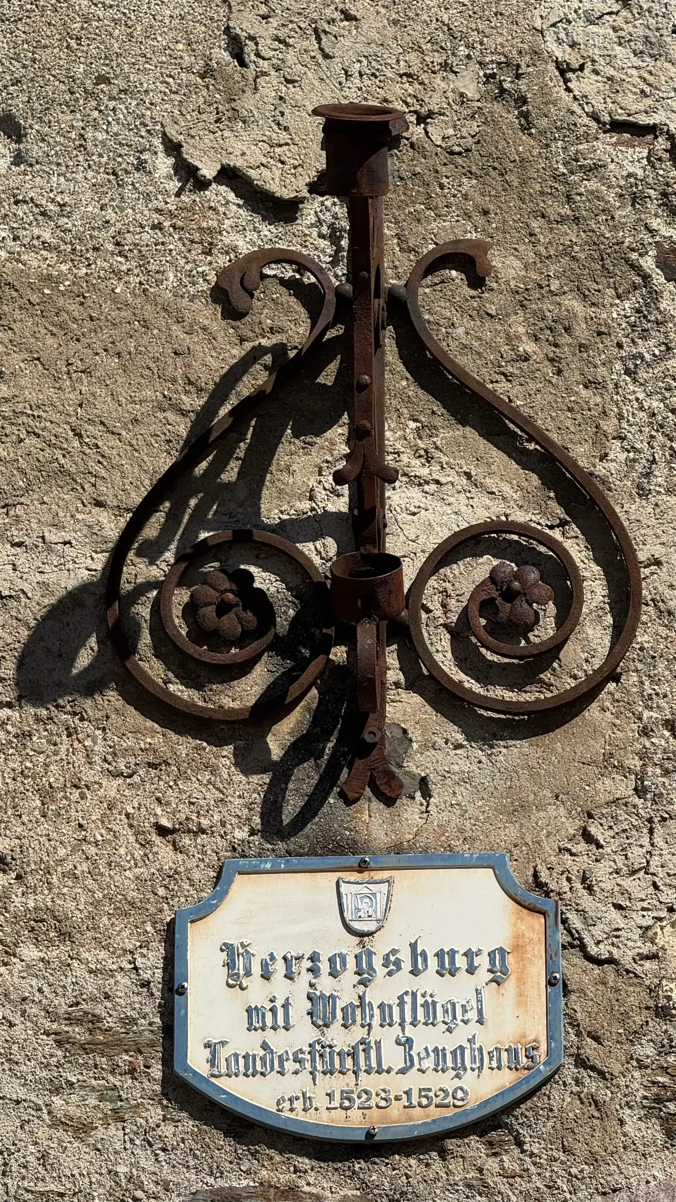 Beschilderung mit folgendem Text: „Herzogburg mit Wohnflügel; landesfürstliches Zeughaus; erbaut 1523–1529“