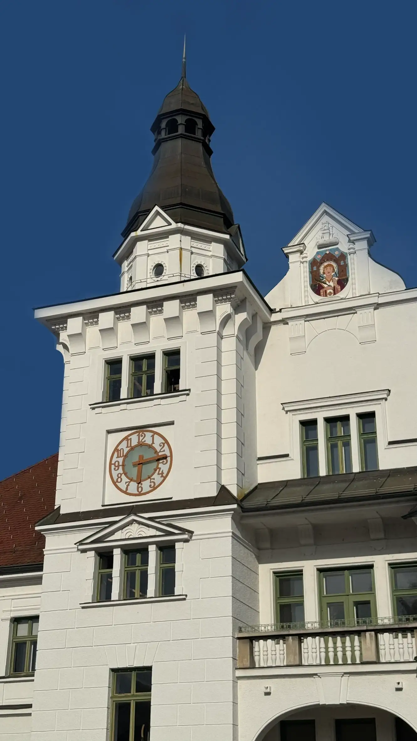 Markanter Turm mit quaderförmigem Sockel, quaderförmigem Mittelteil, achteckiger Laterne und achteckigem facettiertem Dach