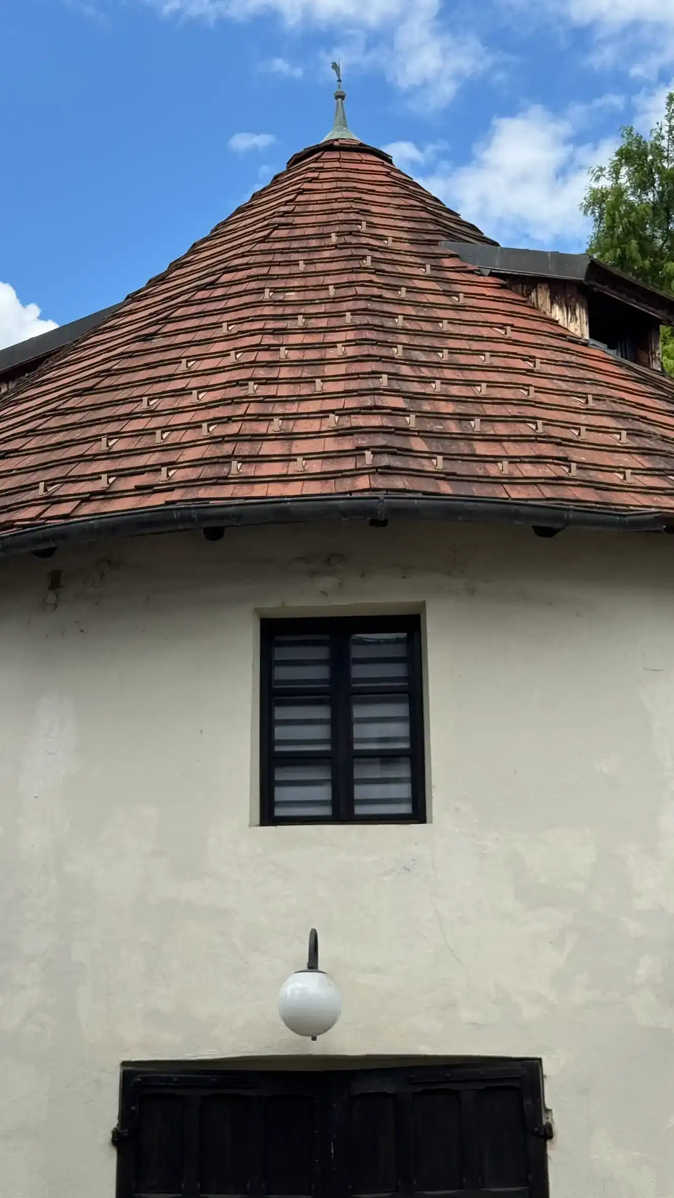 Nahaufnahme des konischen Ziegeldachs