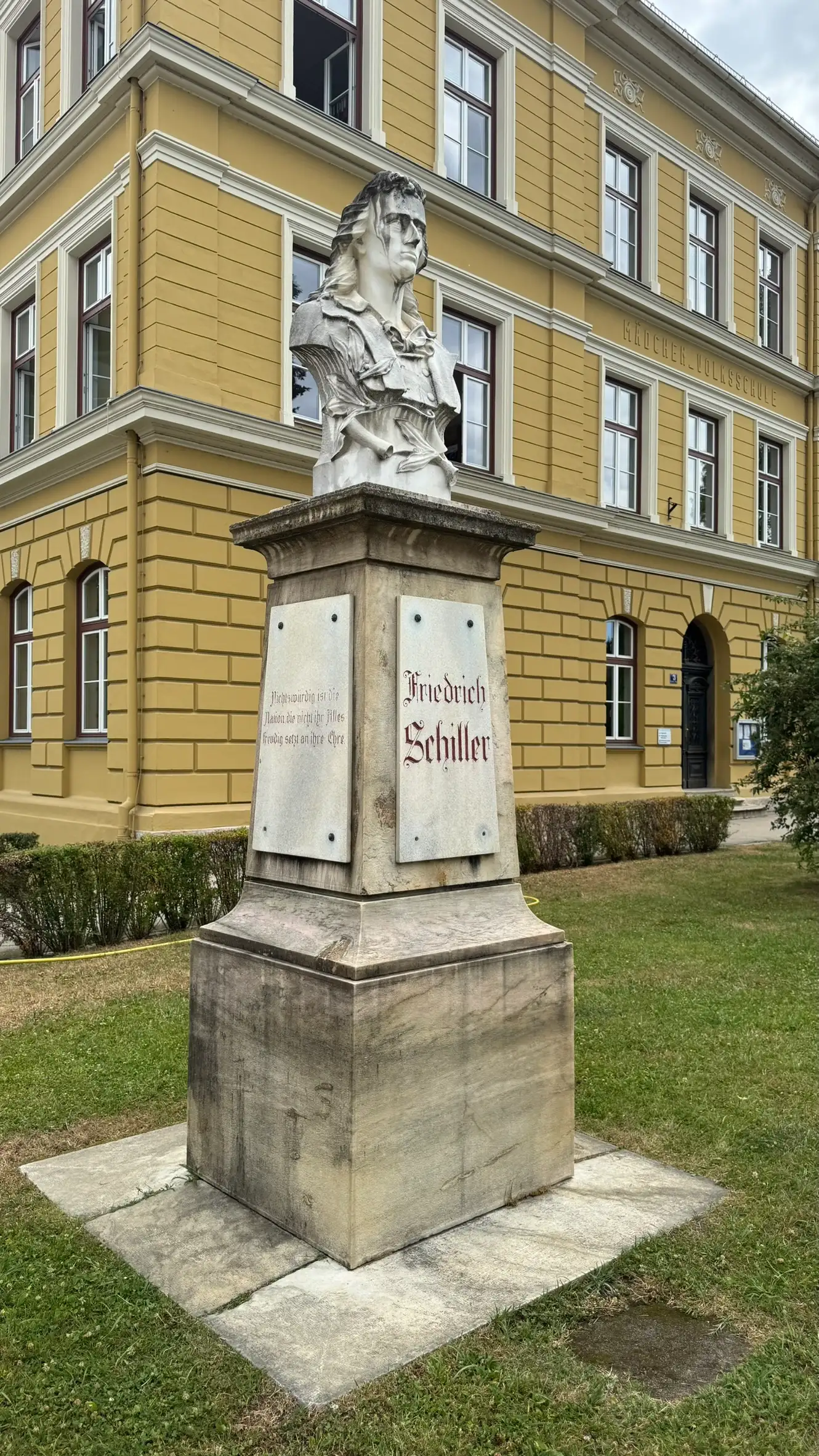 Sockel aus zwei Teilen – unten Quaderblock, oben sich verjüngender Schaft.