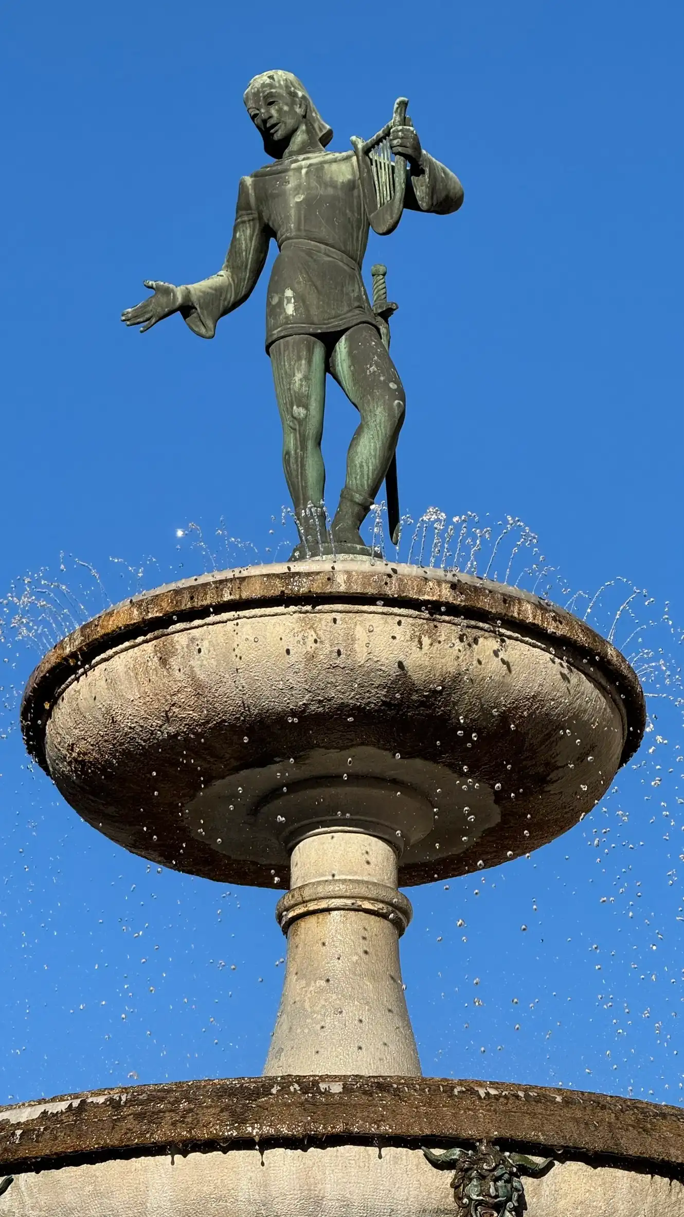 Walther von der Vogelweide, Bronzestatue