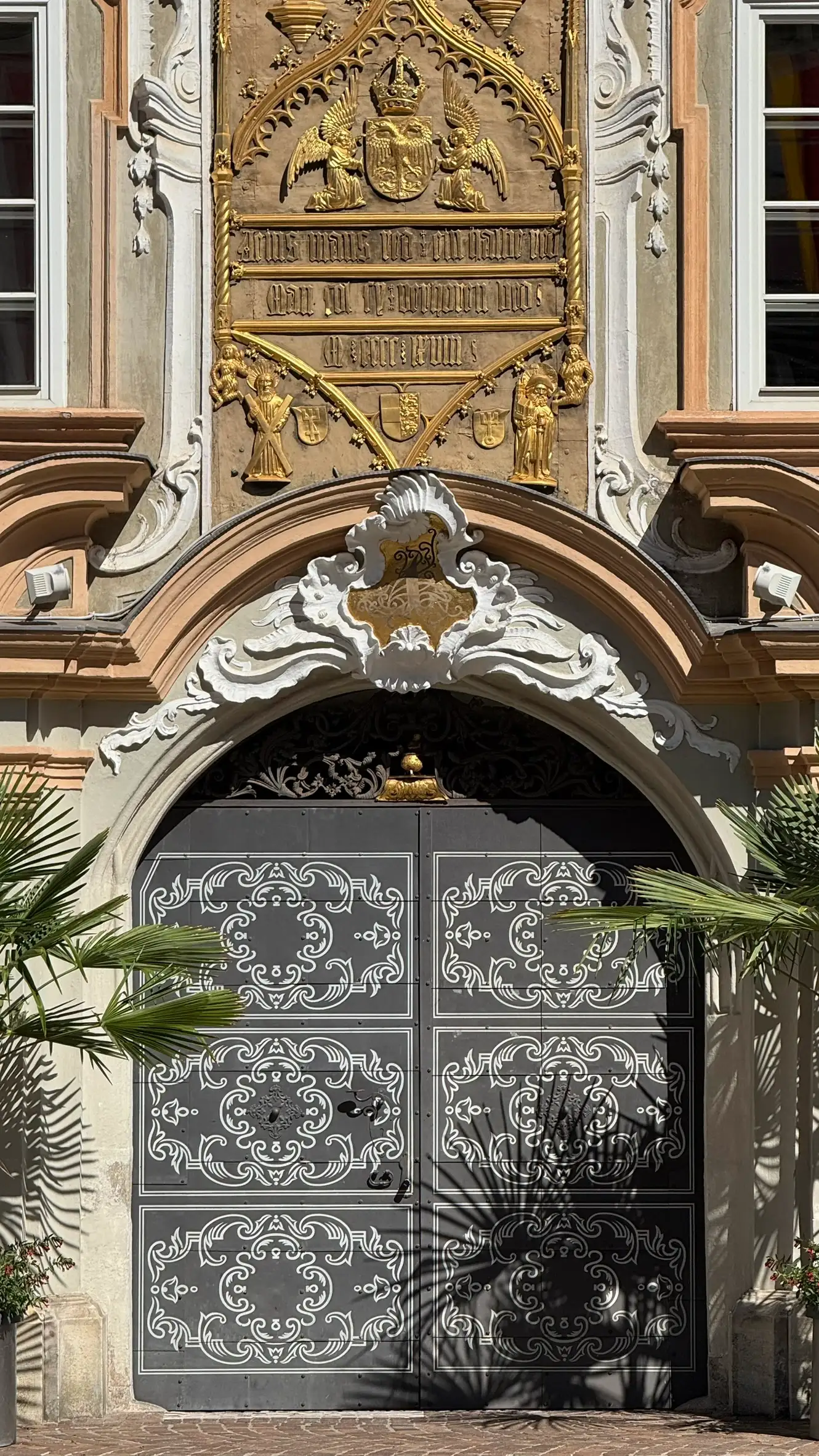 Rundbogenportal mit Stuckornament bekrönt