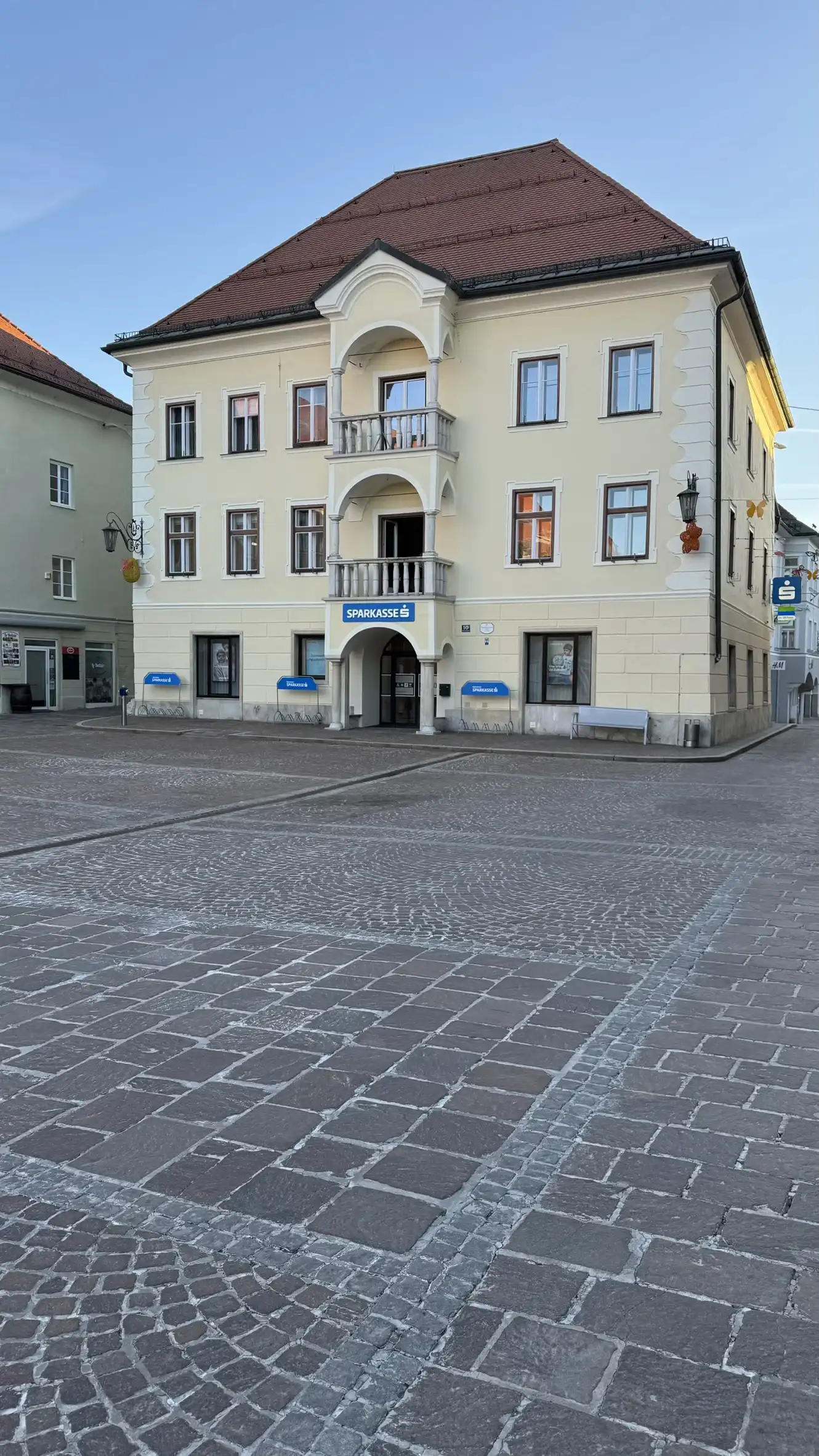 Das Carinthia-Haus befindet sich am östlichen Ende des Hauptplatzes.