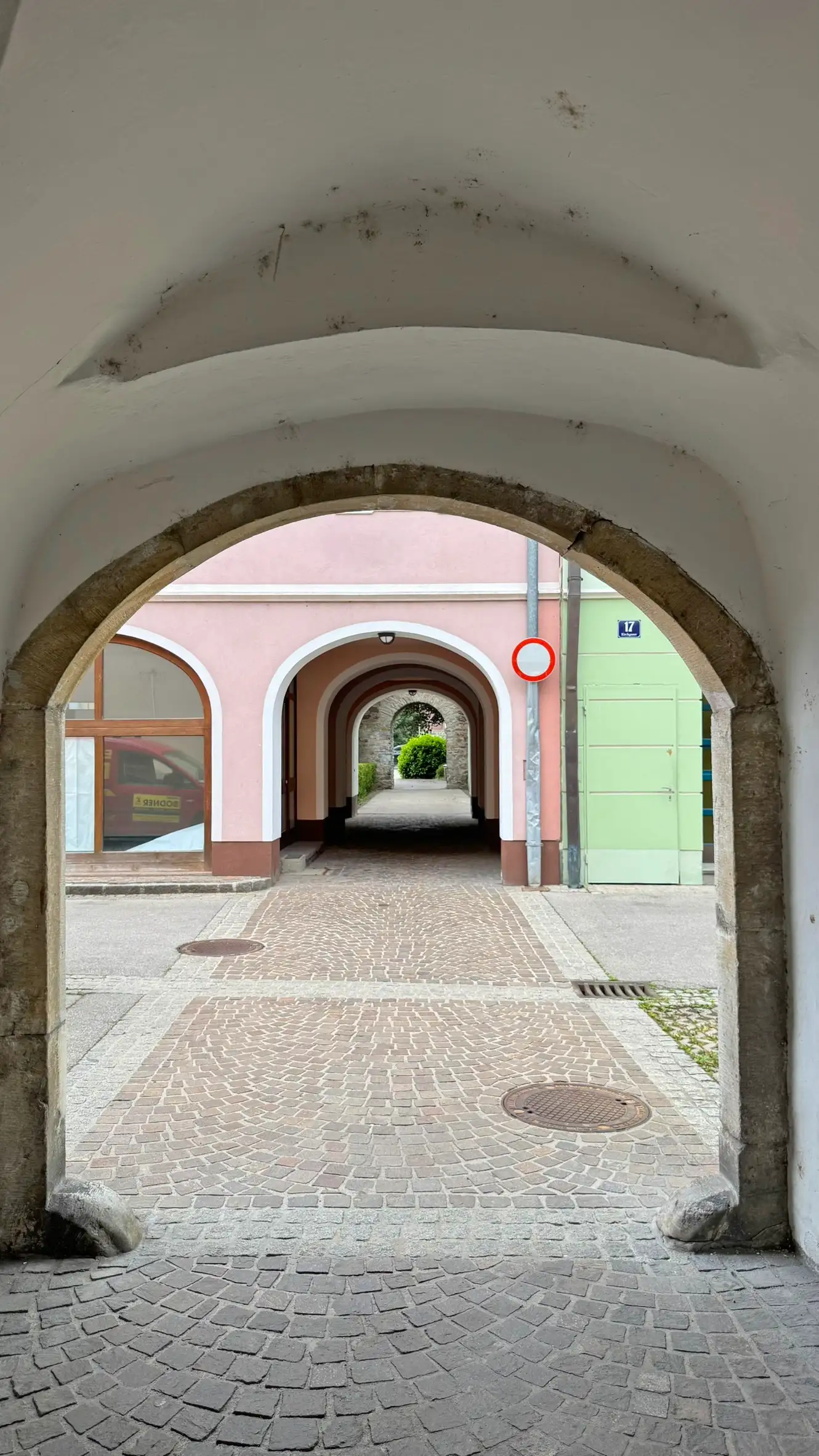Der überdachte Durchgang mündet in die Kirchgasse.