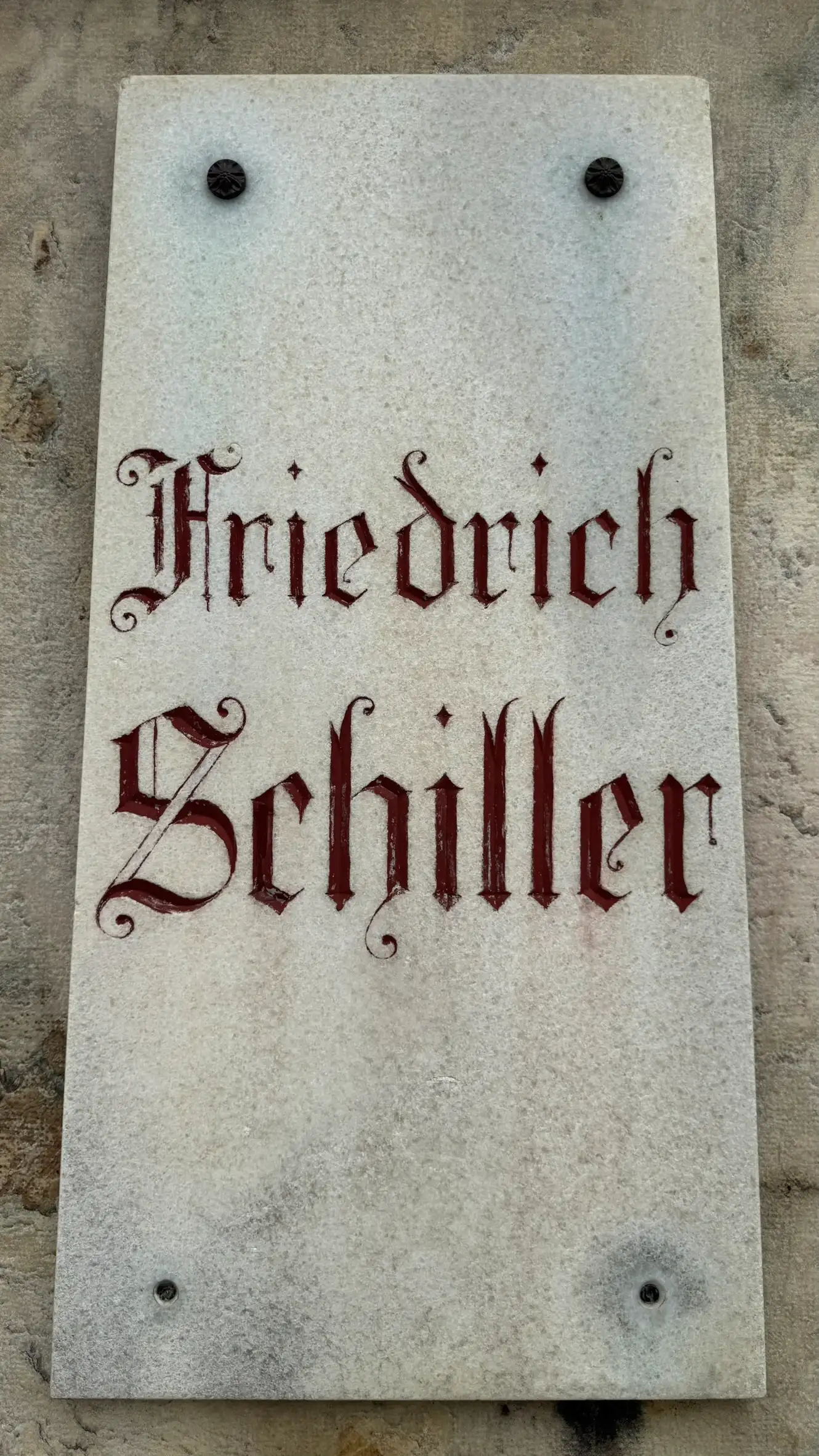 Namensplakette am Sockel