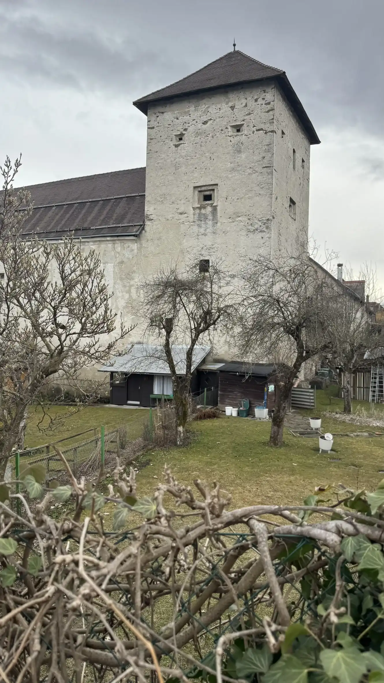 Garten neben dem quadratischen Turm und dem Osttrakt