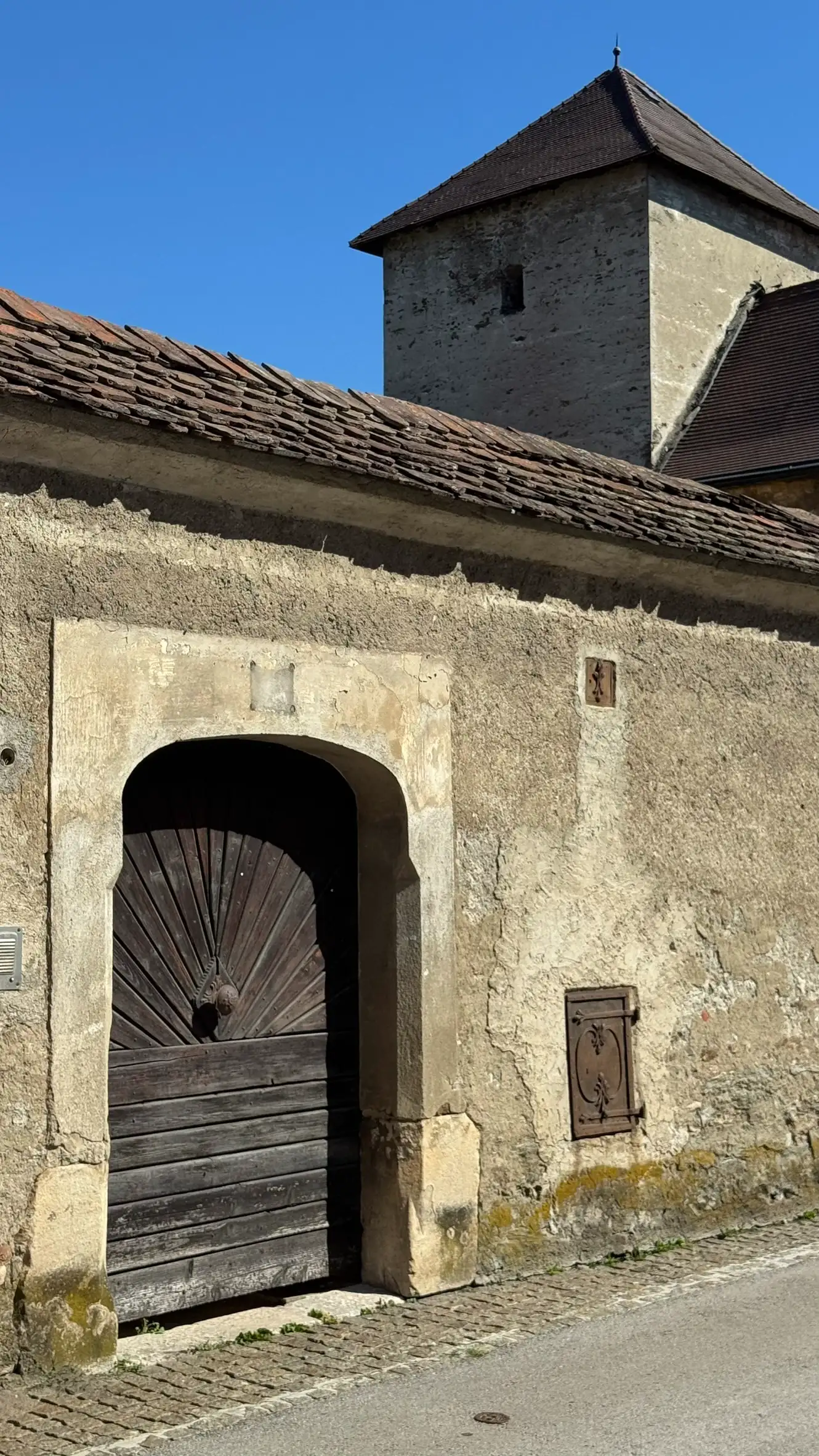 Außenmauer, fotografiert von der Burggasse