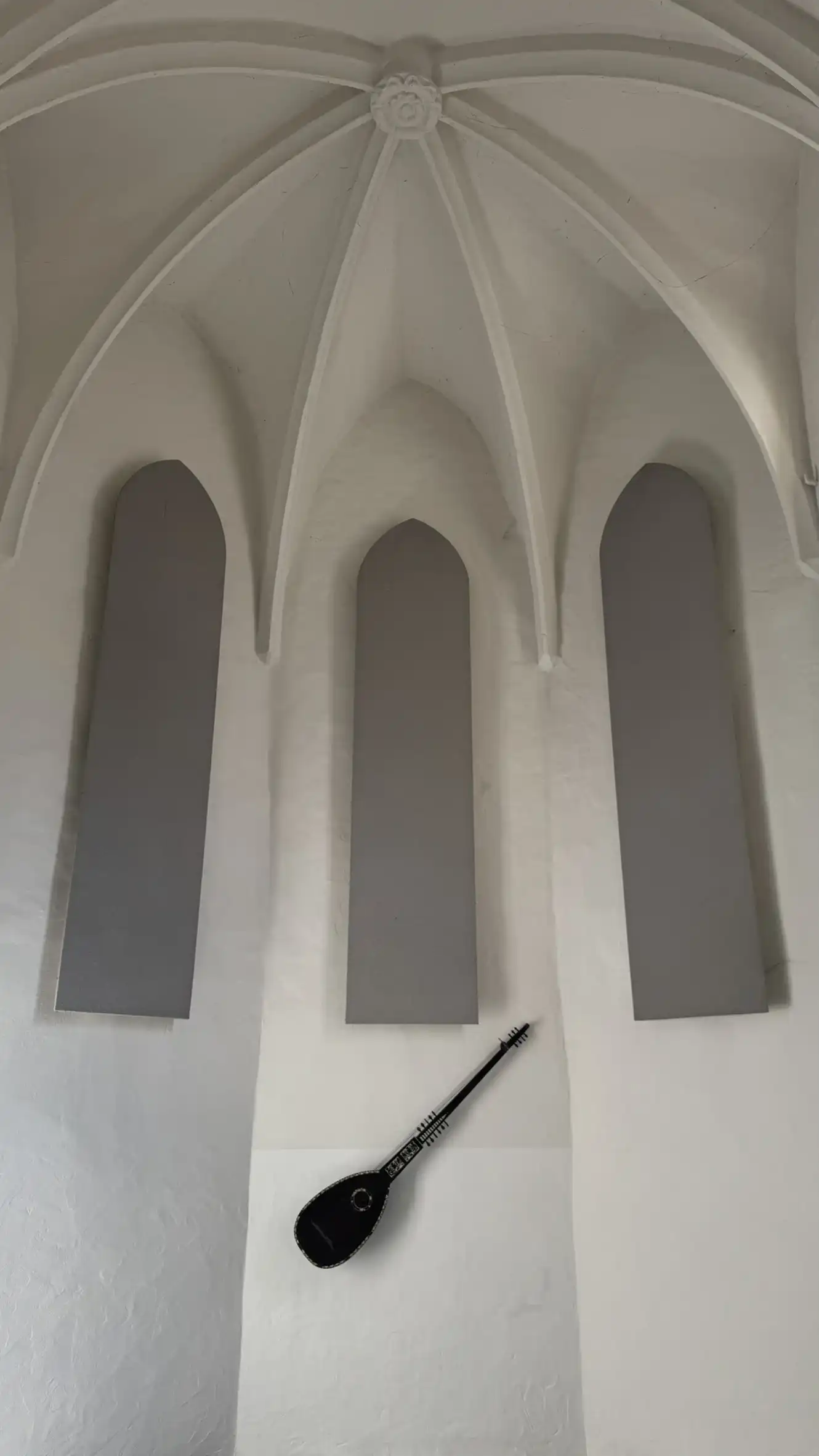 Musikinstrument an der Wand der Apsis