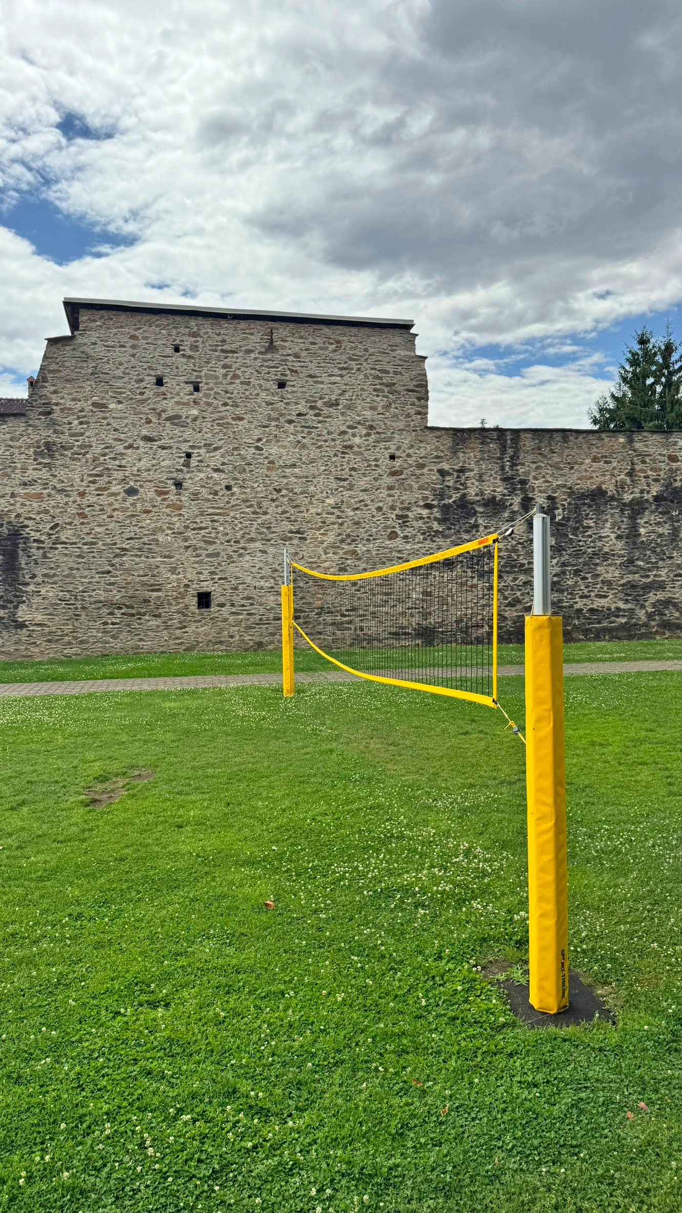 Ein Volleyballnetz steht zur Verfügung und wird regelmäßig für Gemeinschaftstrainings genutzt.