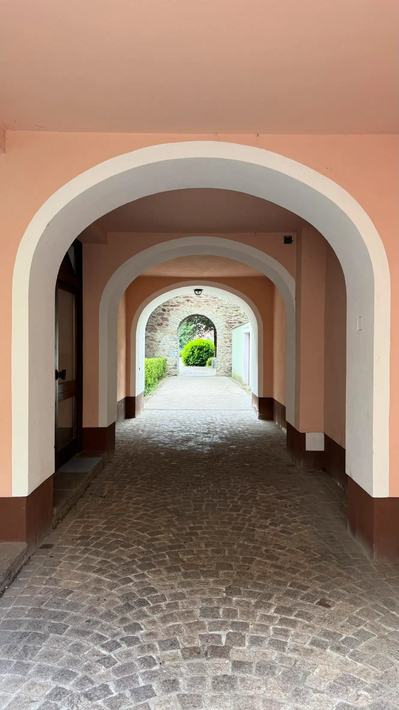 Durch mehrere Bögen der Sudetengasse zum Herzog-Bernhard-Tor