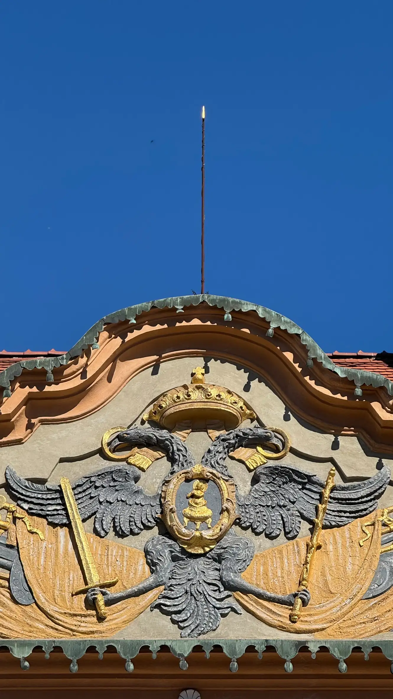 Geschwungener Barockgiebel mit Doppeladler