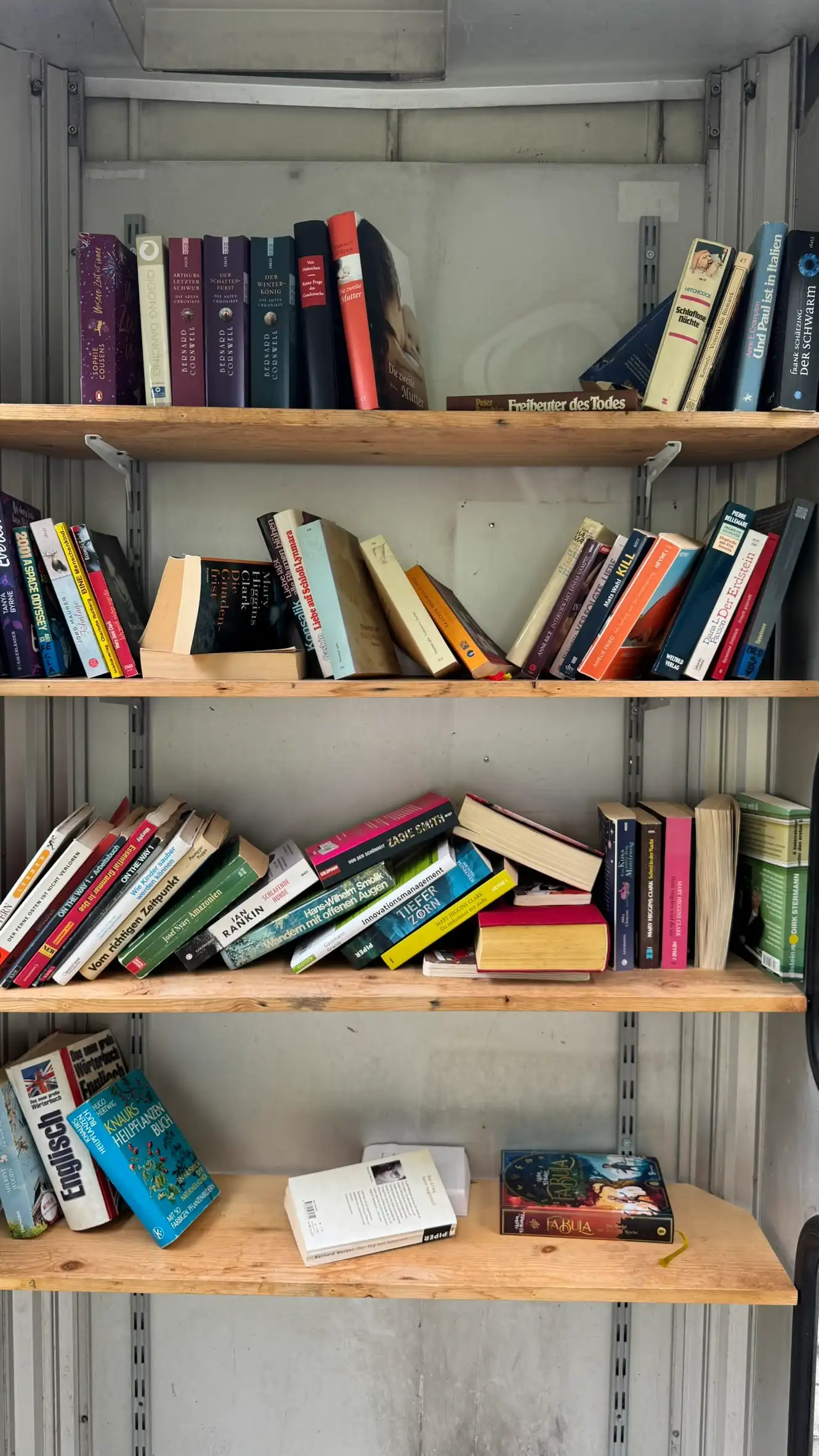 Besucher können Bücher frei entlehnen oder spenden.