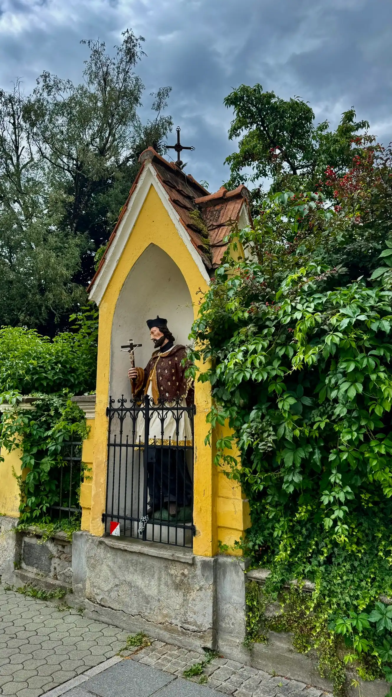Wayside chapel niches emerged in the late medieval period and became widespread during the Baroque era.