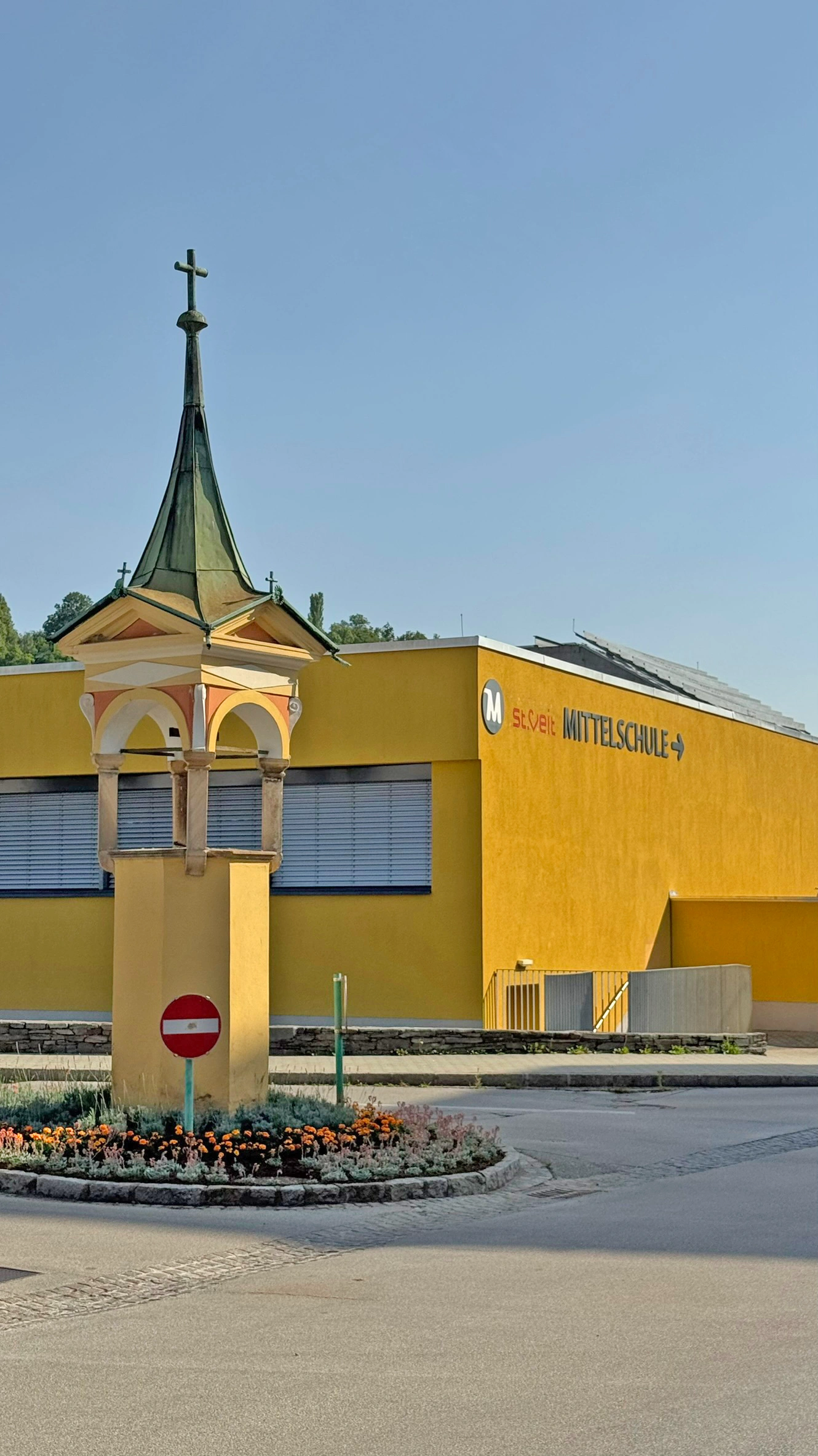 Die Wegkapelle steht an der Kreuzung Friesacher Straße und Kölnhofallee.