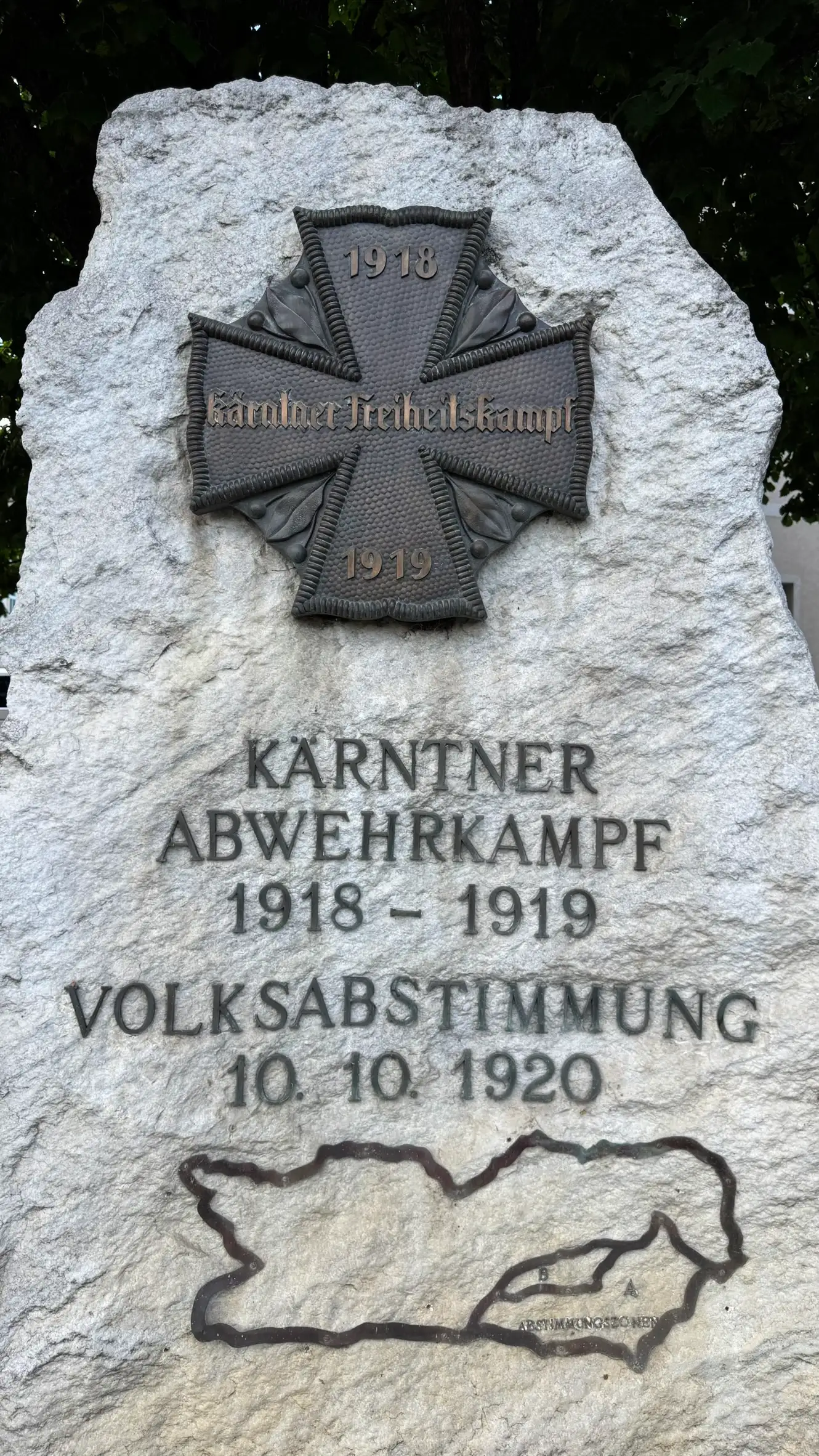 Memorial plaque with the words: "Carinthian defensive struggle 1918–1919; Plebiscite 10 October 1920"