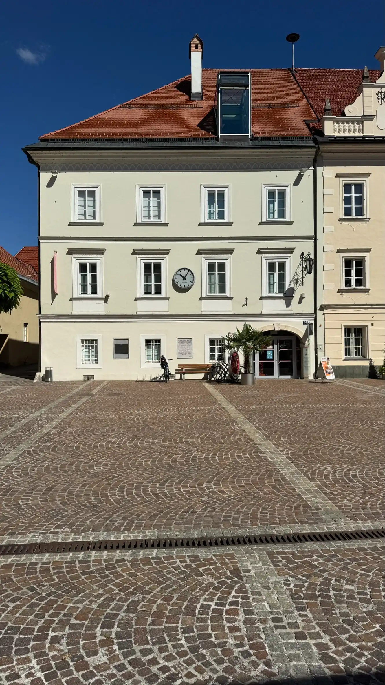 Zur Platzseite ausgerichtete Hauptfassade des Museums