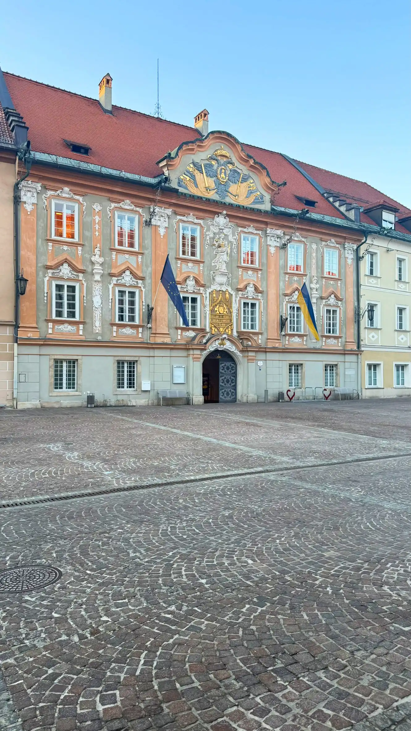 Rathaus von links gesehen. Die oberen Geschoße weisen sechs Pilaster auf, das Erdgeschoß vier.