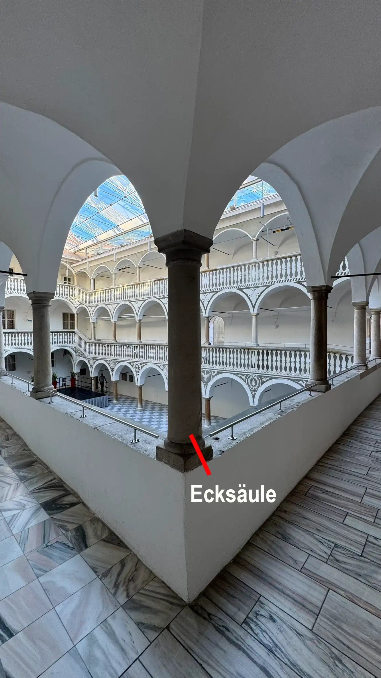 Von unten nach oben zeigt die Eckstützsäule Plinthe, Basis, Schaft und Kapitell.