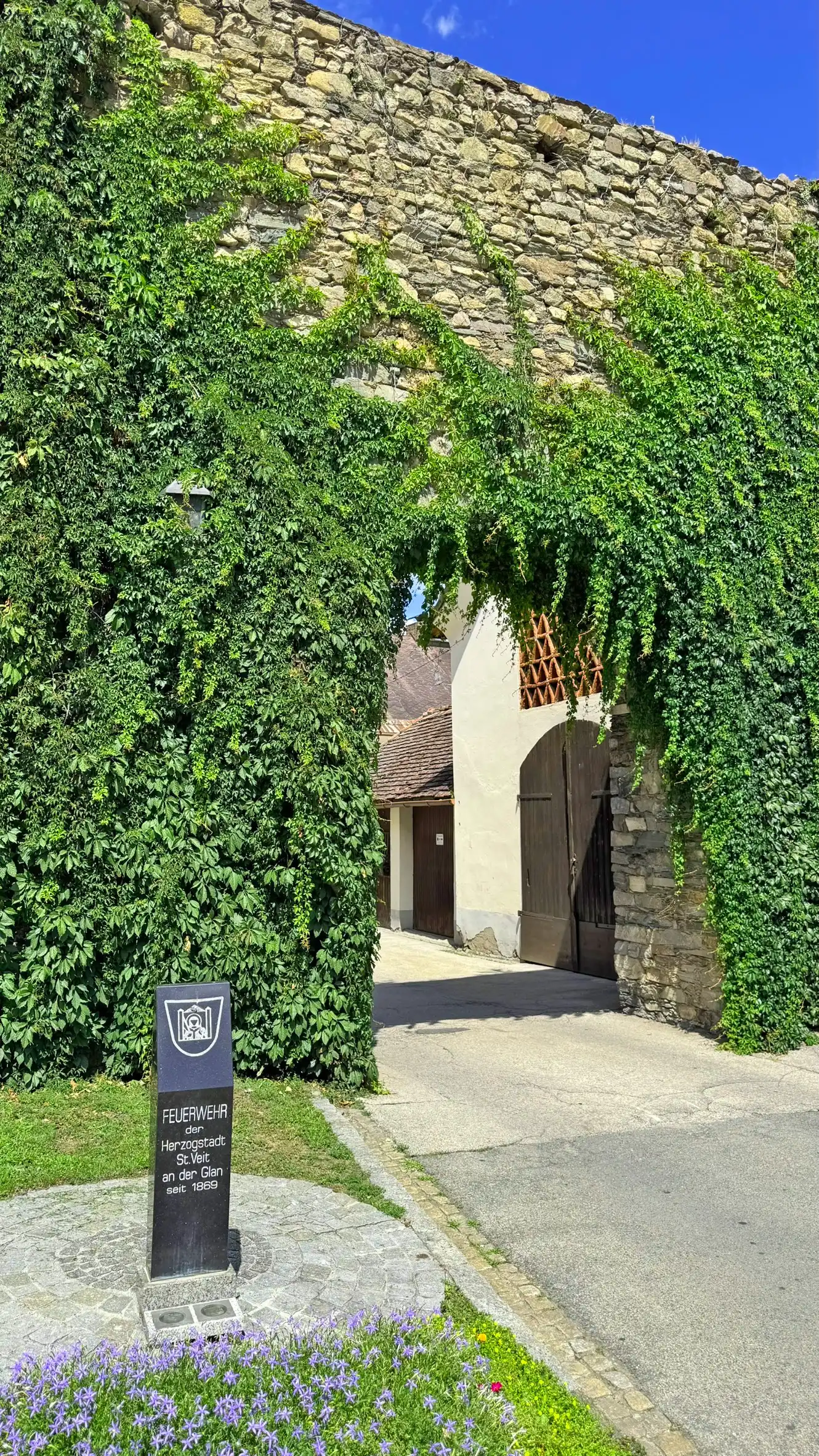An arched opening in the town wall leads to the former fire station and Botengasse.