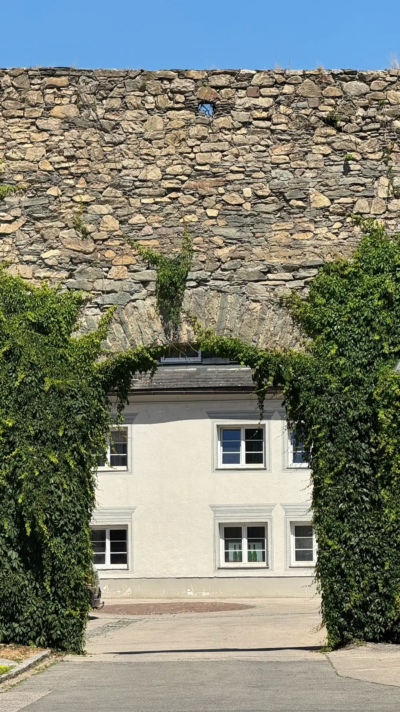 Frontansicht: Feuerwehrtor