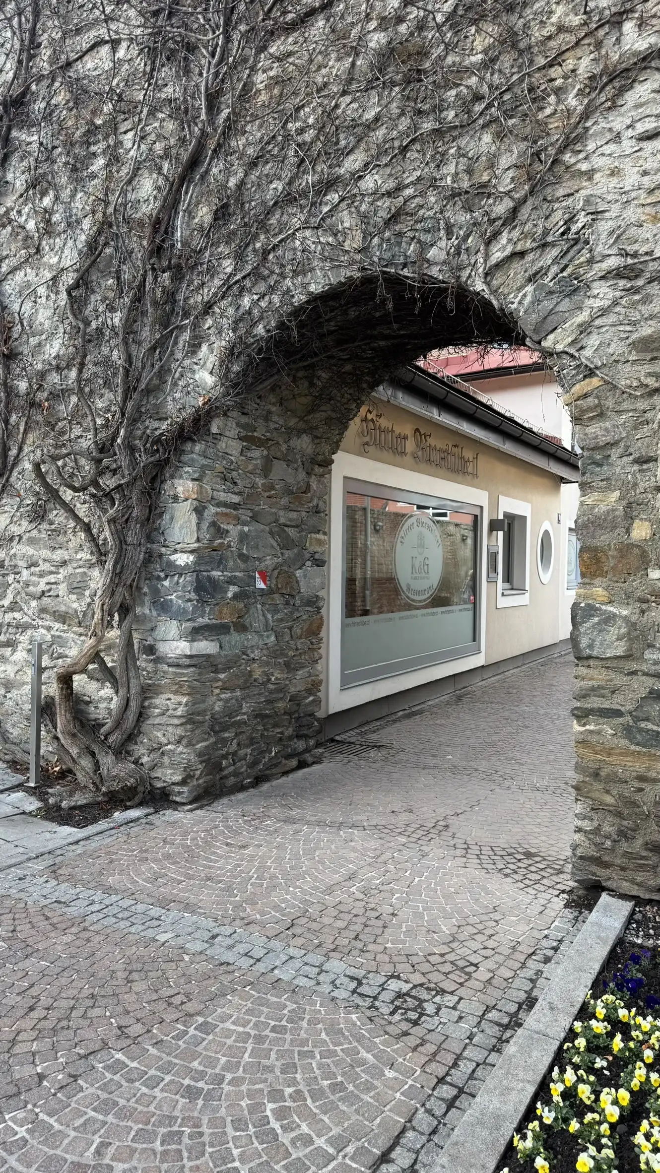 Post-Tor; bogenförmiges Portal zur Postgasse