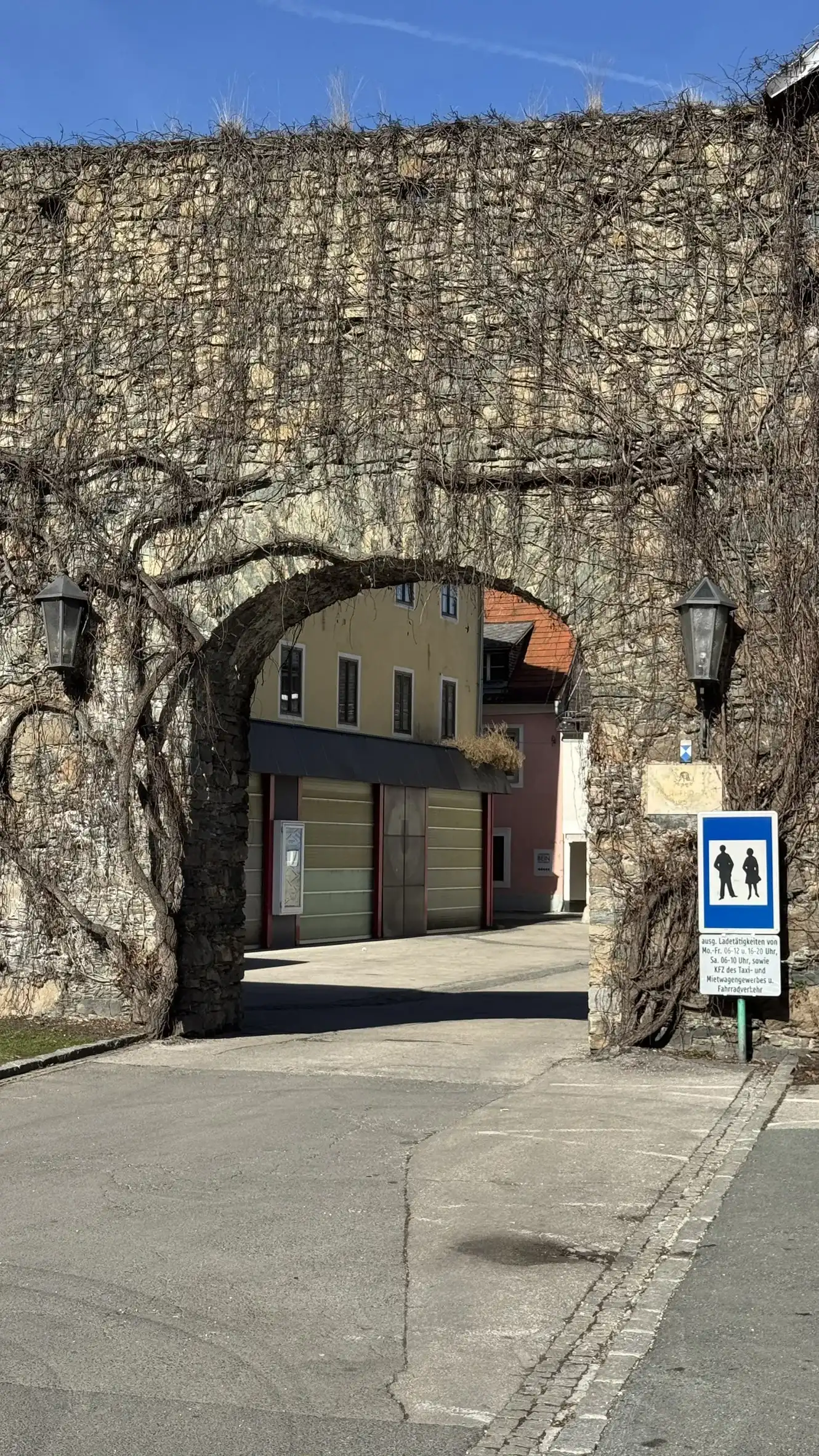 Das „Feuerwehrtor“ ist eine Bogeneröffnung im südwestlichen Abschnitt der Stadtmauer.