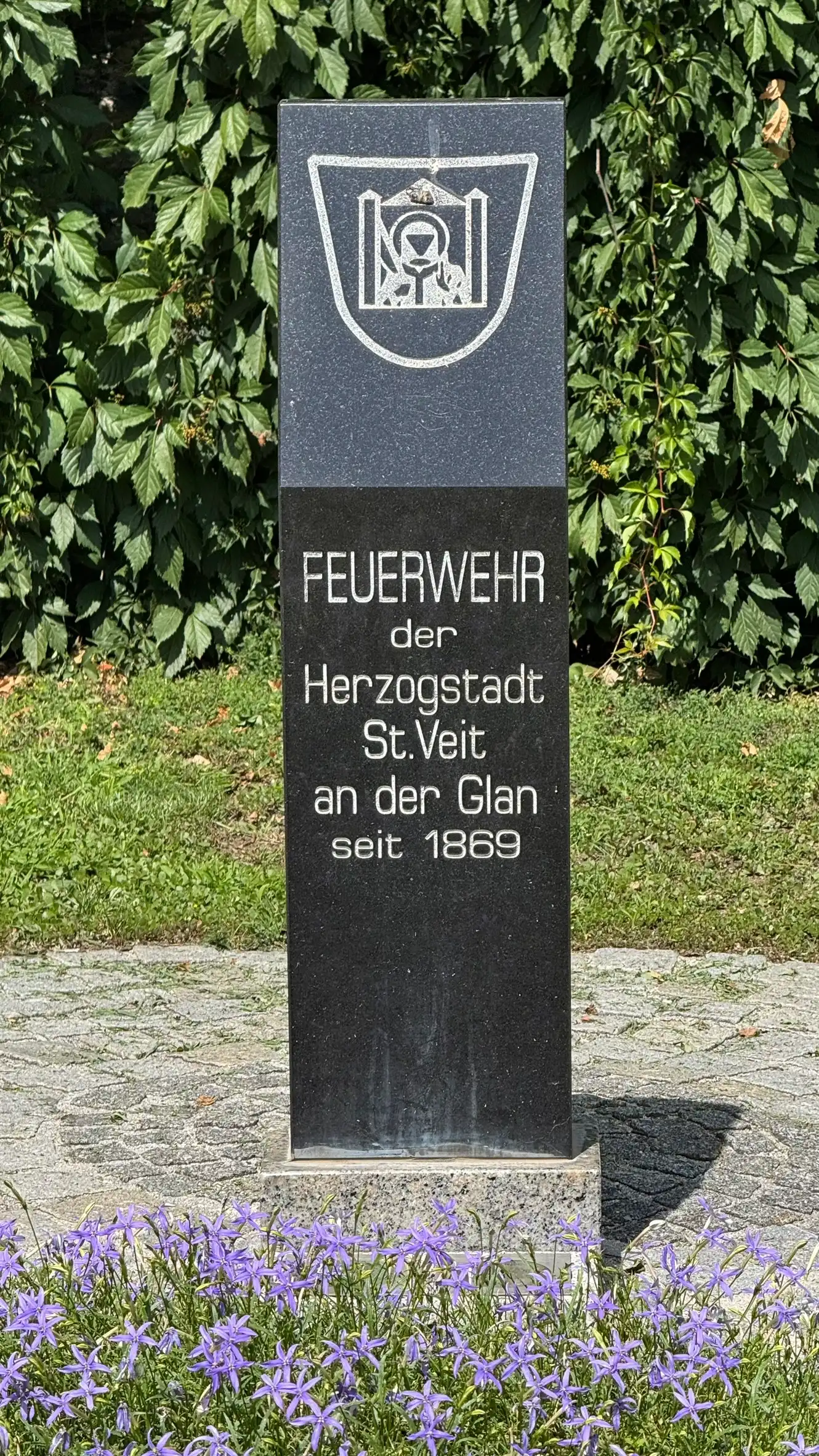 Ein schwarzer Gedenkstein erinnert an die Gründung der Freiwilligen Feuerwehr im Jahr 1869.